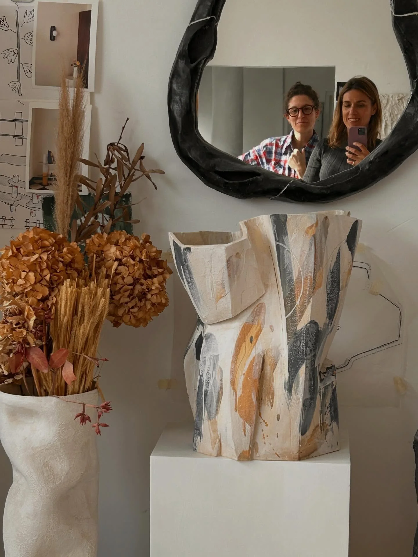 Inside @celine__salomon workshop ✨🖌️🎨

Artiste c&eacute;ramiste, C&eacute;line questionne la dualit&eacute; de l&rsquo;environnement dans lequel nous &eacute;voluons et alterne entre une ligne d&eacute;licate et une ligne brute, un ensemble robuste