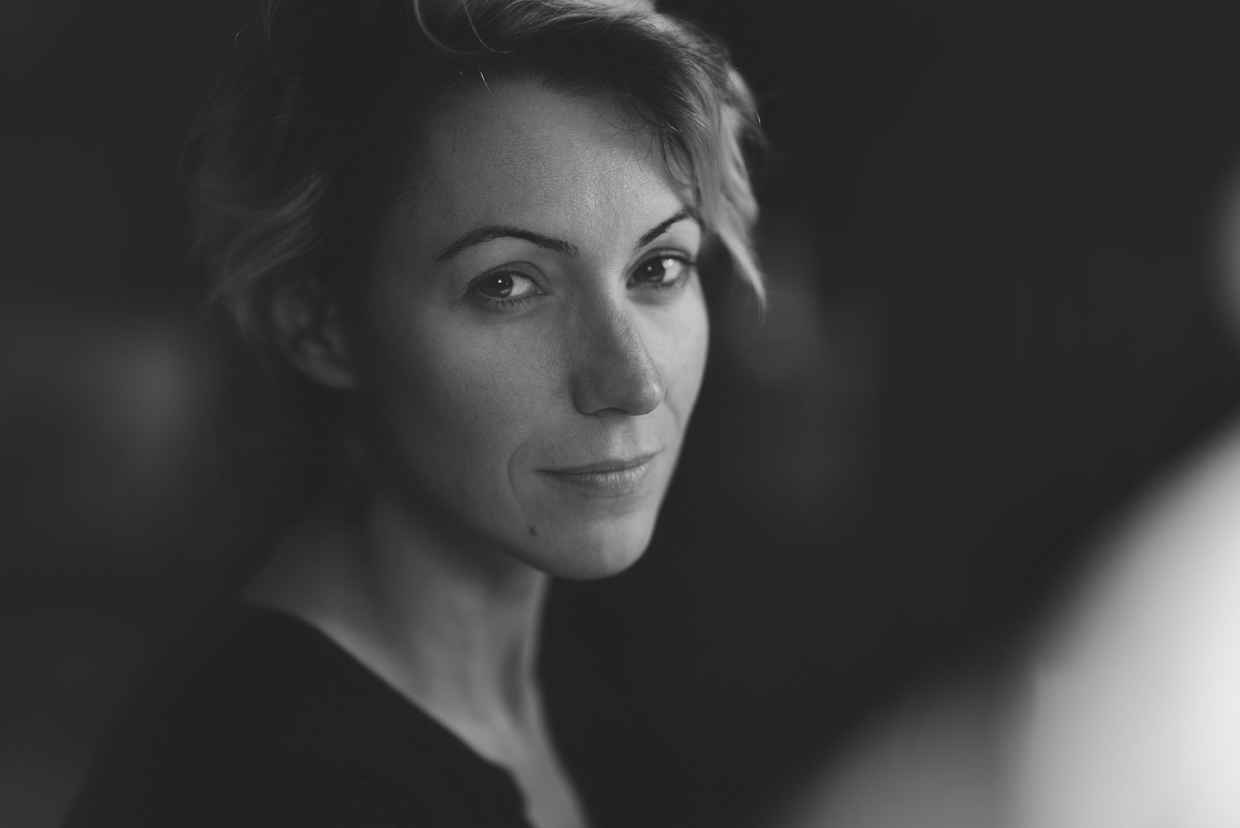 Portrait en noir et blanc Perrine Martinot.