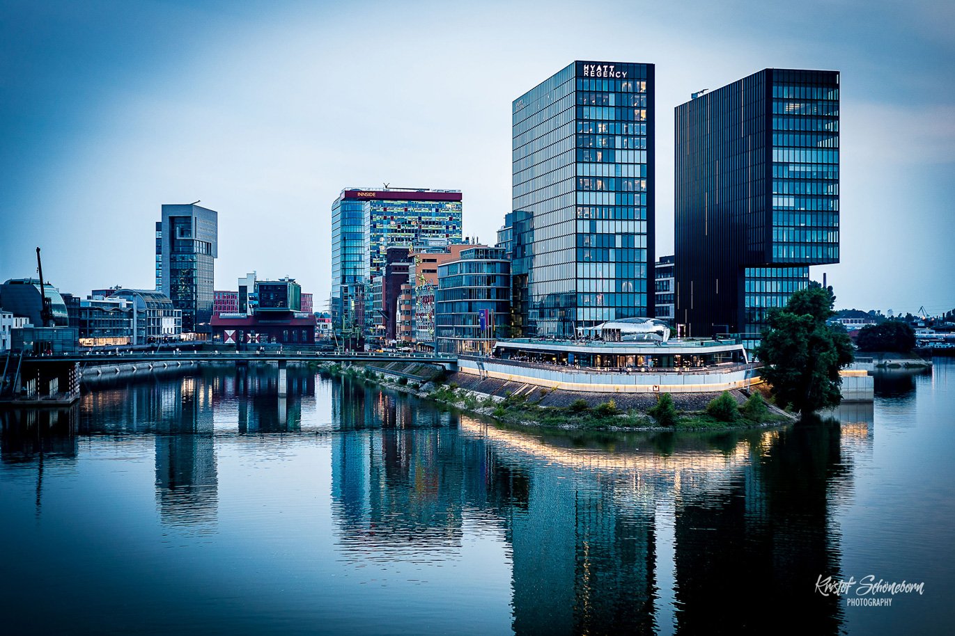 Das Hyatt Hotel in Düsseldorf im Hafenbecken bei Dämmerung, Reflexion im Wasser