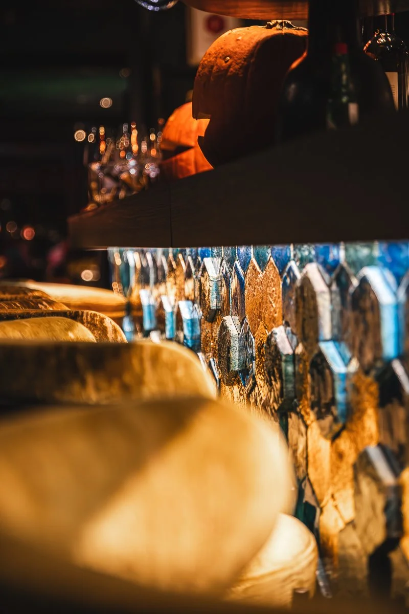 Ein Ausschnitt einer Bar, Abends indirekt beleuchtet