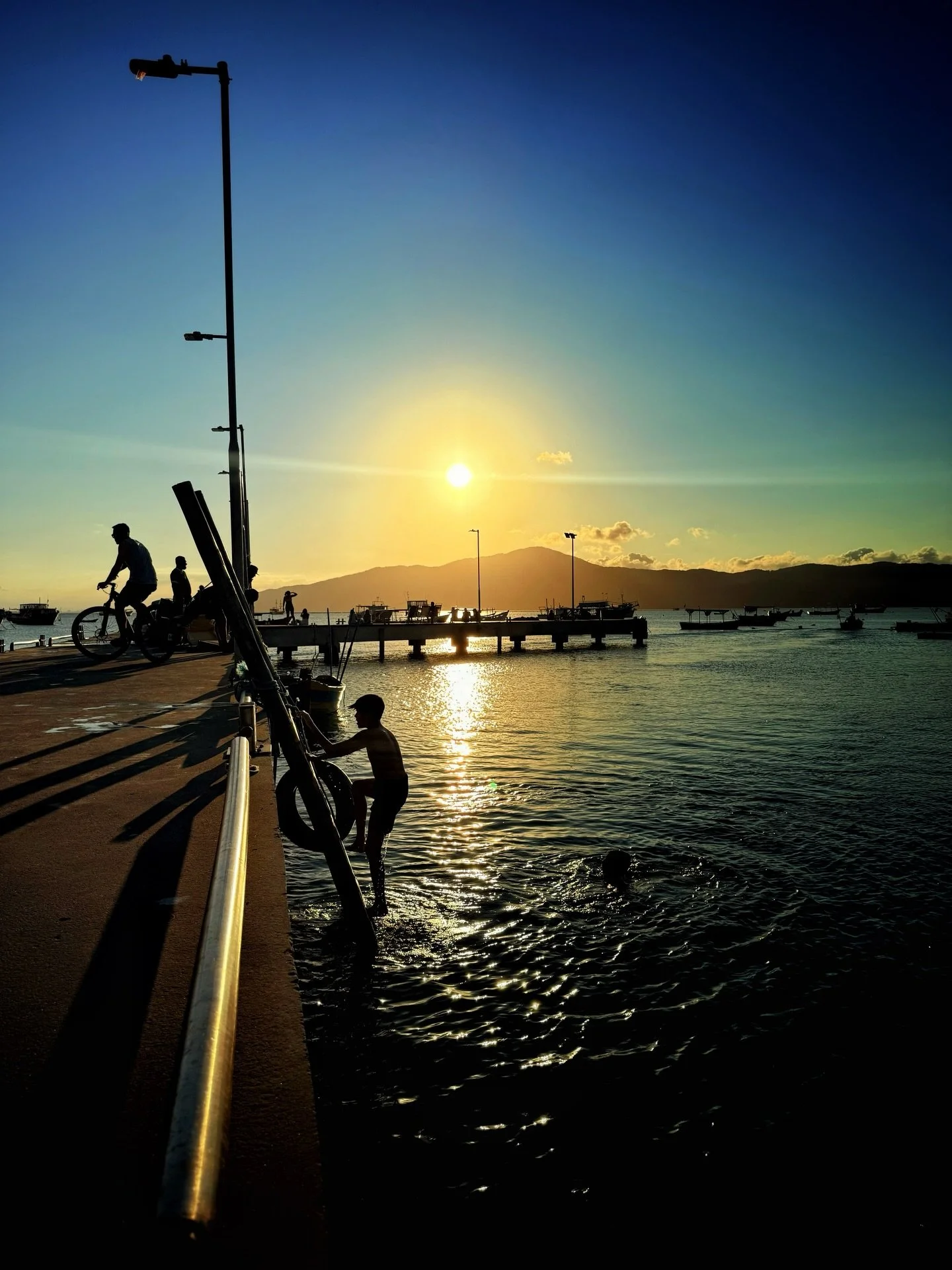 Nos &uacute;ltimos dias compartilhei nos stories algumas fotos (mobgrafias) de p&ocirc;r do sol.
Passo boa parte da Semana em Canto Grande, Bombinhas. 
P&ocirc;r do sol virou rotina, uma mensagem que o dia est&aacute; acabando!
E como nossos dias, o 