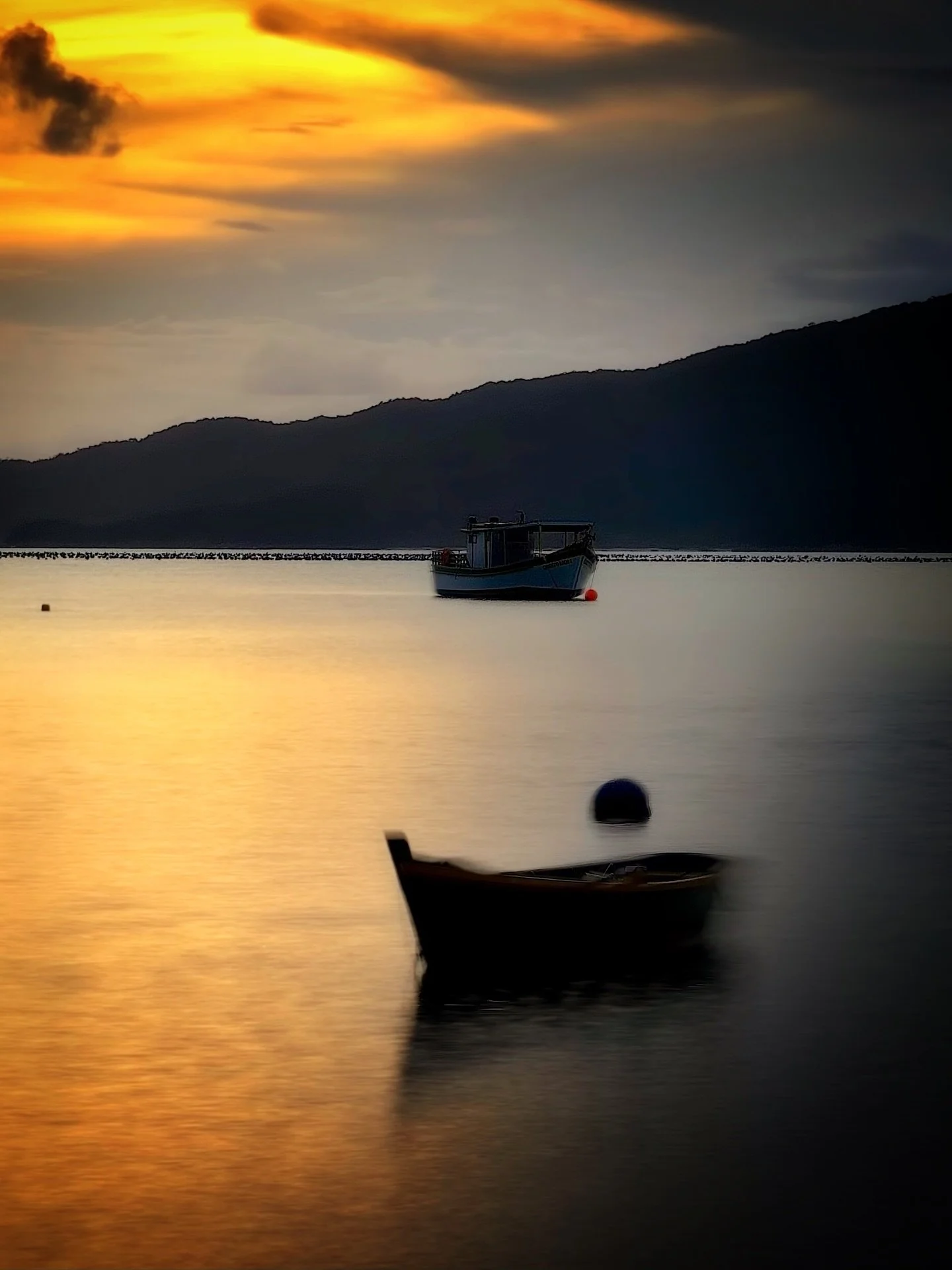 Pedi para m agente de IA que criei fazer uma leitura para Todos verem:

O barco em primeiro plano aparece quase dissolvido pela longa exposi&ccedil;&atilde;o. O casco escuro perde defini&ccedil;&atilde;o nas bordas e se mistura com o reflexo vertical
