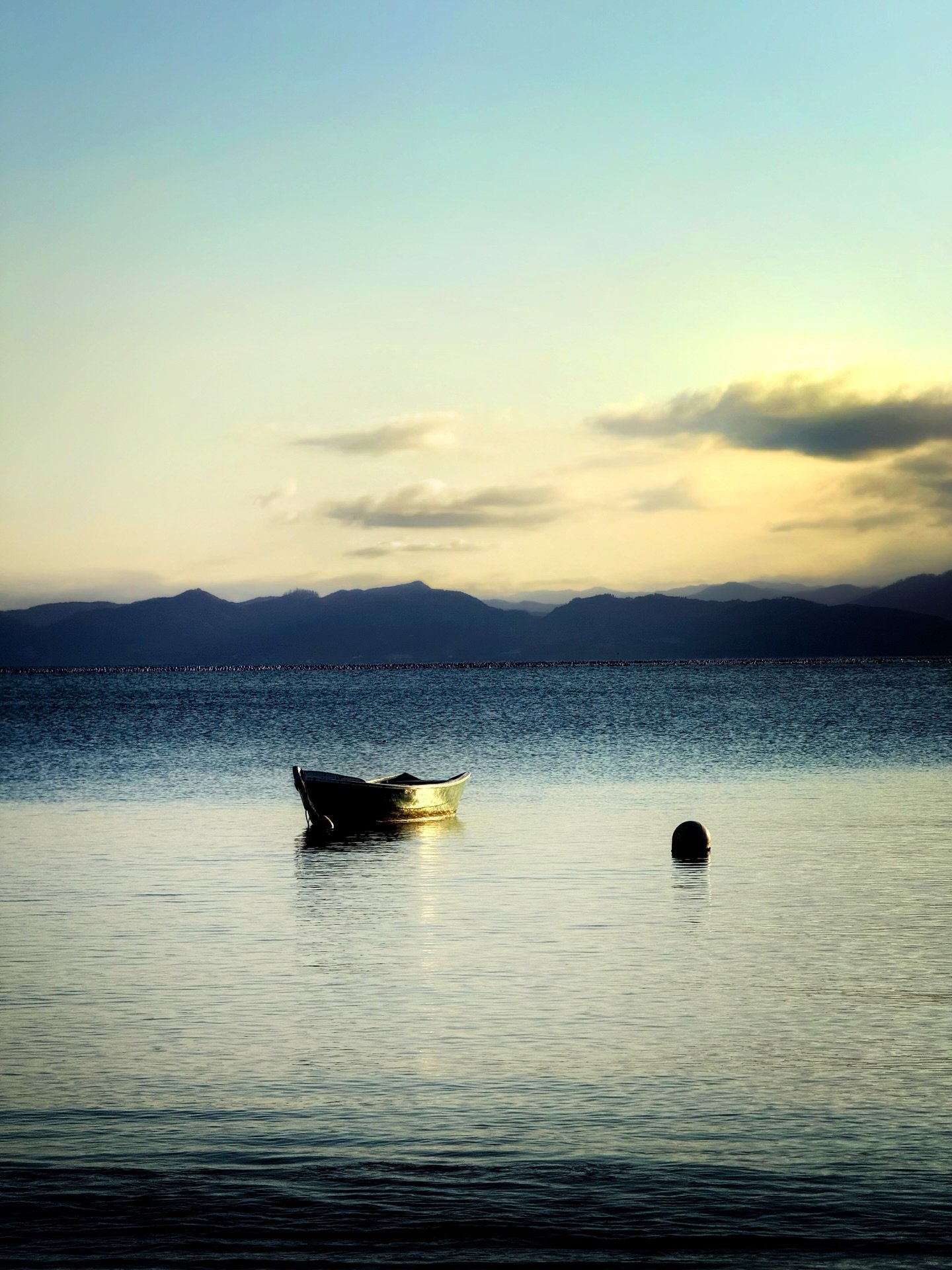 TEMPO E TRANSFORMA&Ccedil;&Atilde;O

Ficar parado, sentado na mesma cadeira, &eacute; um exerc&iacute;cio de olhar. A fotografia aqui n&atilde;o &eacute; a busca pelo novo, mas a observa&ccedil;&atilde;o da mudan&ccedil;a.

Sem sair do lugar, a luz m
