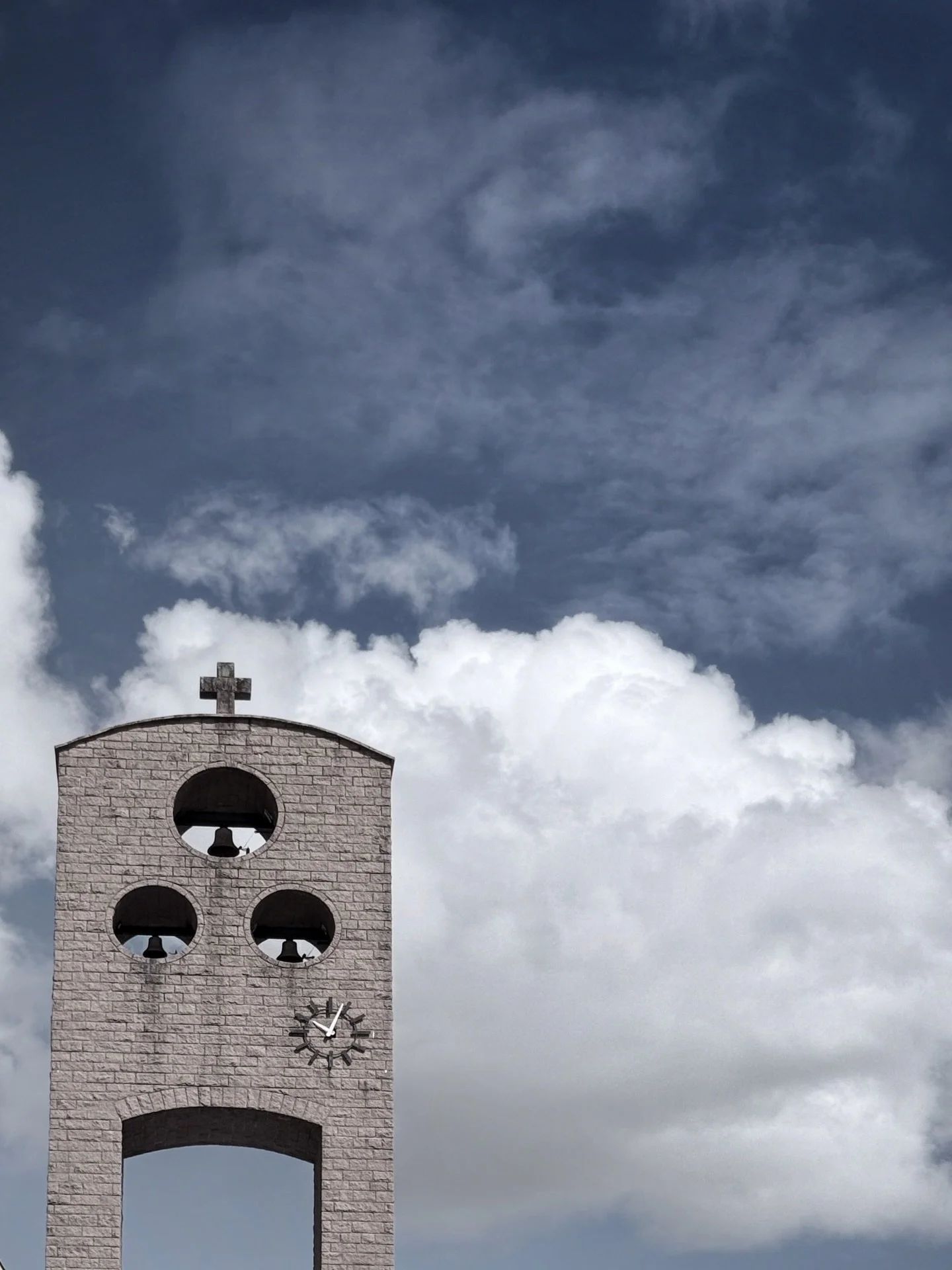 MESMO LUGAR, CORTES DIFERENTES 

As fotos foram feitas no mesmo local.
O que muda n&atilde;o &eacute; a cena, &eacute; o recorte.

Cada enquadramento reorganiza a hierarquia do que aparece:
ora a arquitetura pesa,
ora o c&eacute;u domina,
ora o vazio