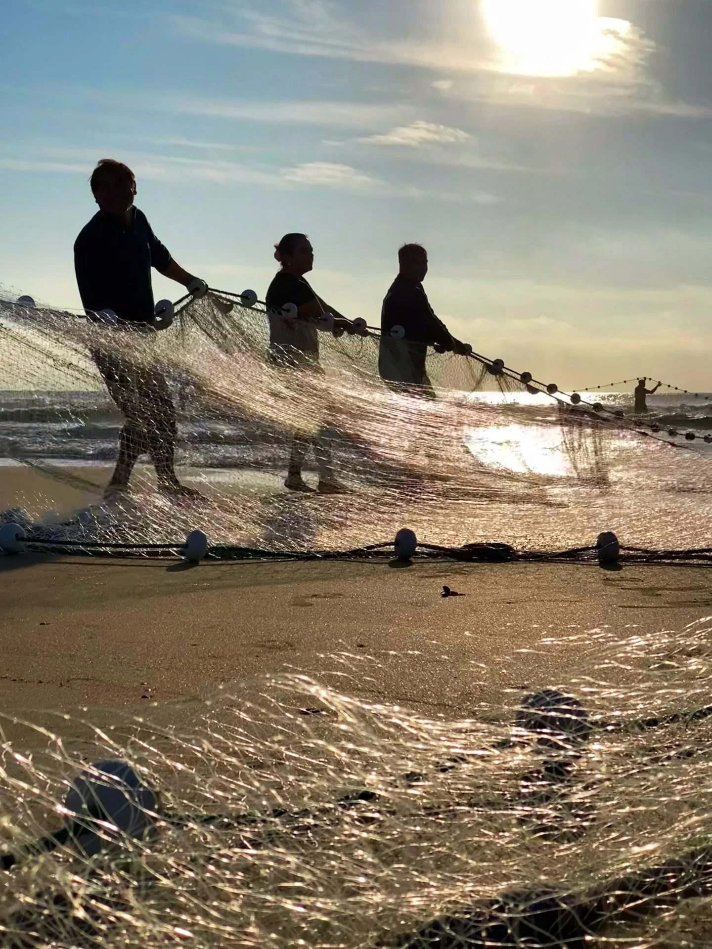 MESMA FOTO, QUATRO INTERPRETA&Ccedil;&Otilde;ES 

O clique &eacute; o mesmo.
Rede, pescadores, sol baixo, mar ao fundo.
O que muda &eacute; a p&oacute;s-produ&ccedil;&atilde;o &mdash; e, com ela, a narrativa.

Na primeira leitura, tudo est&aacute; be