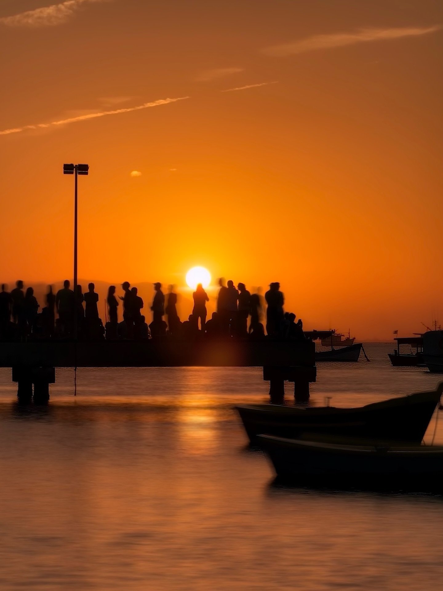 P&Ocirc;R-DO-SOL

O p&ocirc;r-do-sol &eacute; um dos momentos mais bonitos da luz.
E tamb&eacute;m um dos mais fotografados.
Por isso, j&aacute; virou clich&ecirc;.

Um c&eacute;u bonito, por si s&oacute;, n&atilde;o resolve a imagem.
Quando a foto d