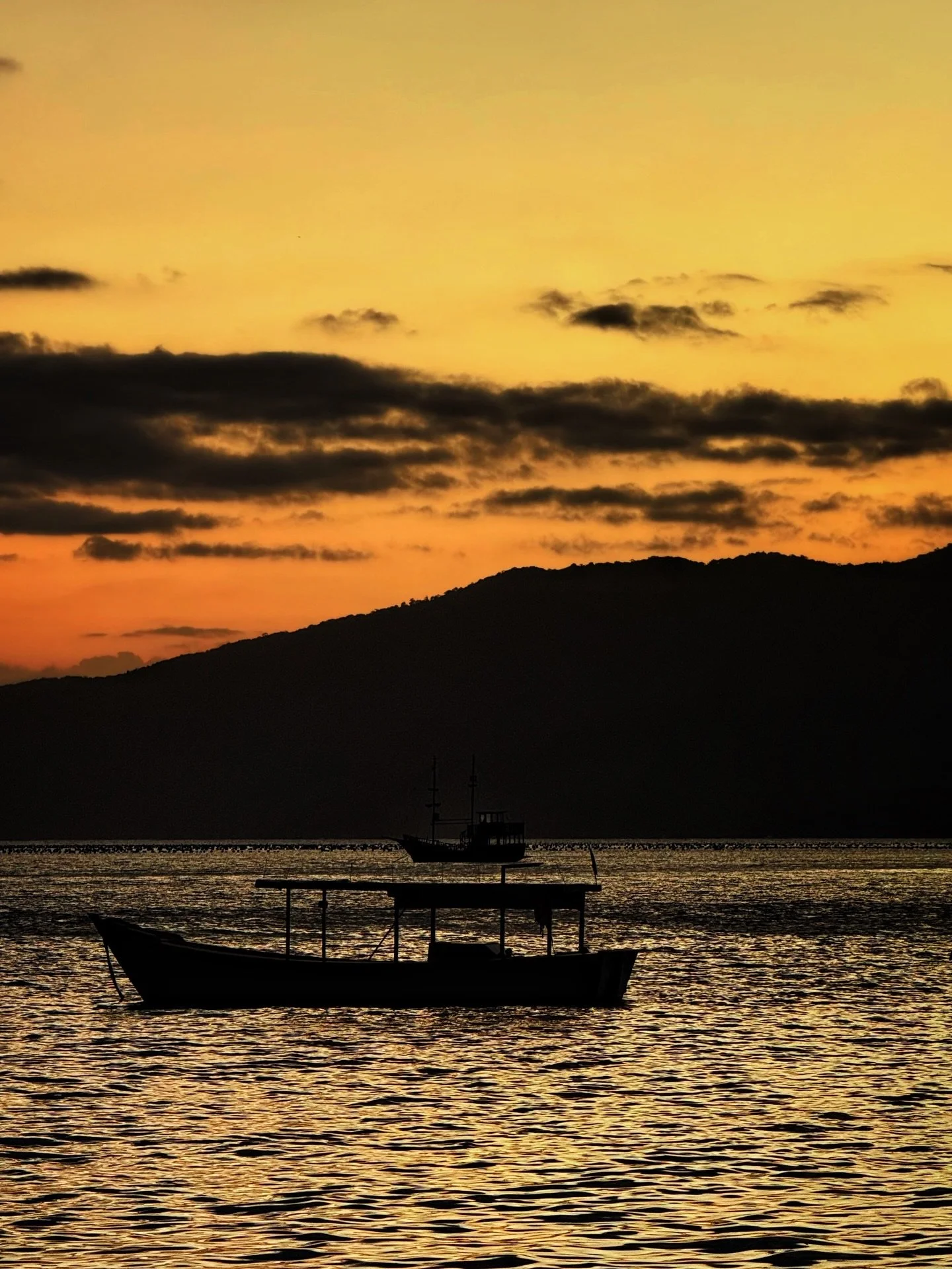 ANCORAGEM E PERSIST&Ecirc;NCIA 

Os barcos est&atilde;o presos, atados por amarras em &acirc;ncoras que os impedem de partir. Parecem parados, mas est&atilde;o em luta cont&iacute;nua com o mar.

Sem sair do lugar, se voltam para a correnteza e para 