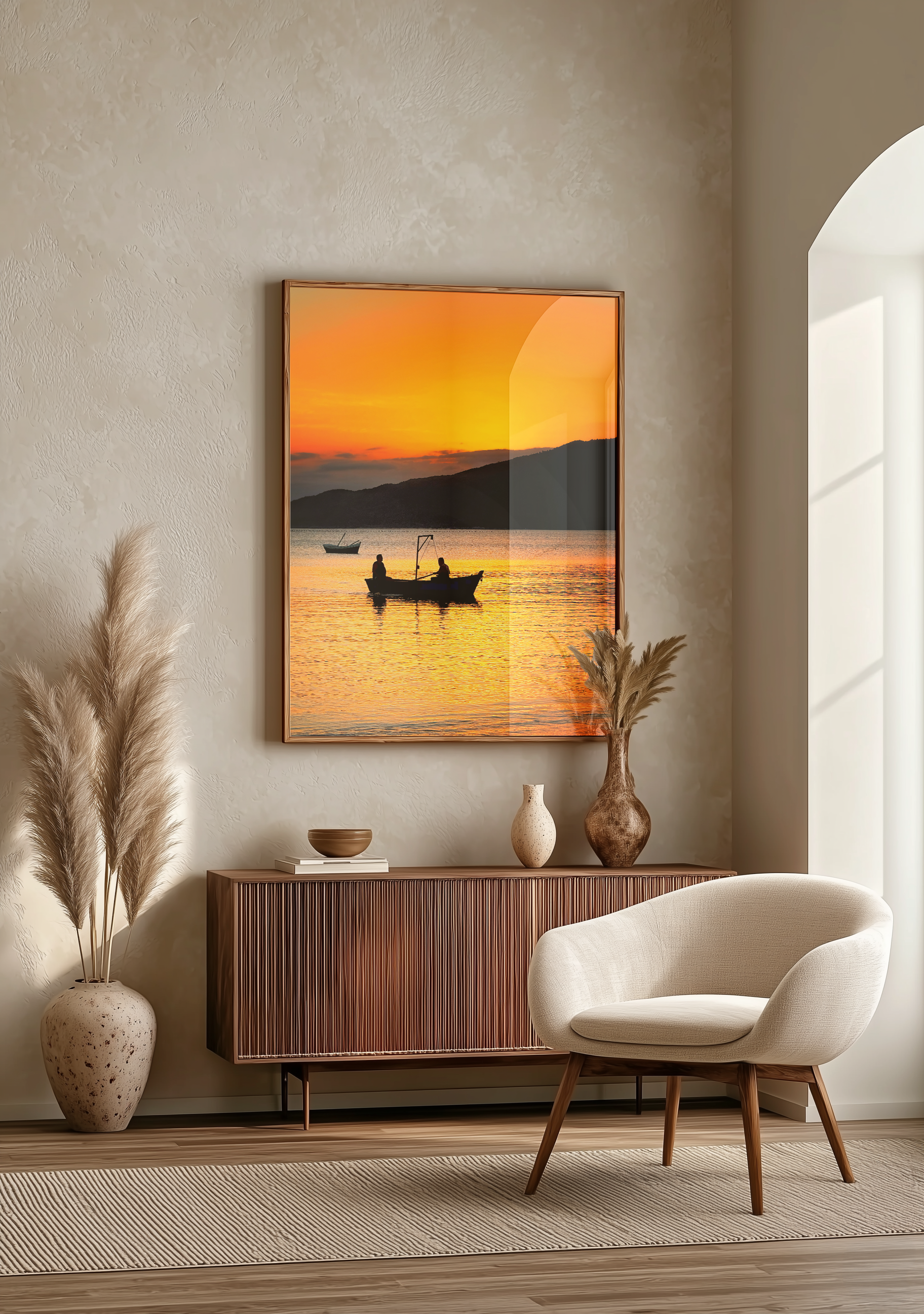 Sala de estar com decoração minimalista, vaso com girassóis secos, quadro de pôr do sol com barcos no rio, móvel rústico, poltrona de tecido claro e tapete com padrão listrado.
