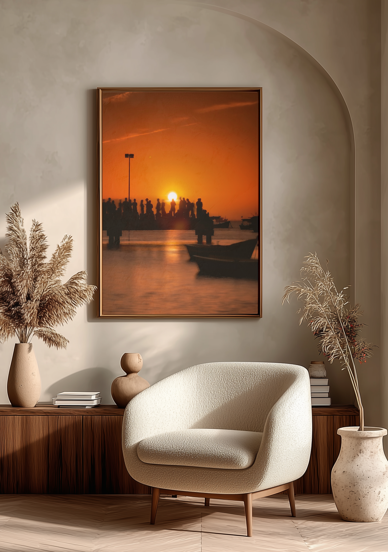 Sala de estar decorada de forma sofisticada com um quadro de pôr do sol ao pôr do sol, uma poltrona branca, um móvel de madeira com vasos decorativos e livros, plantas secas e uma parede de acabamento claro.