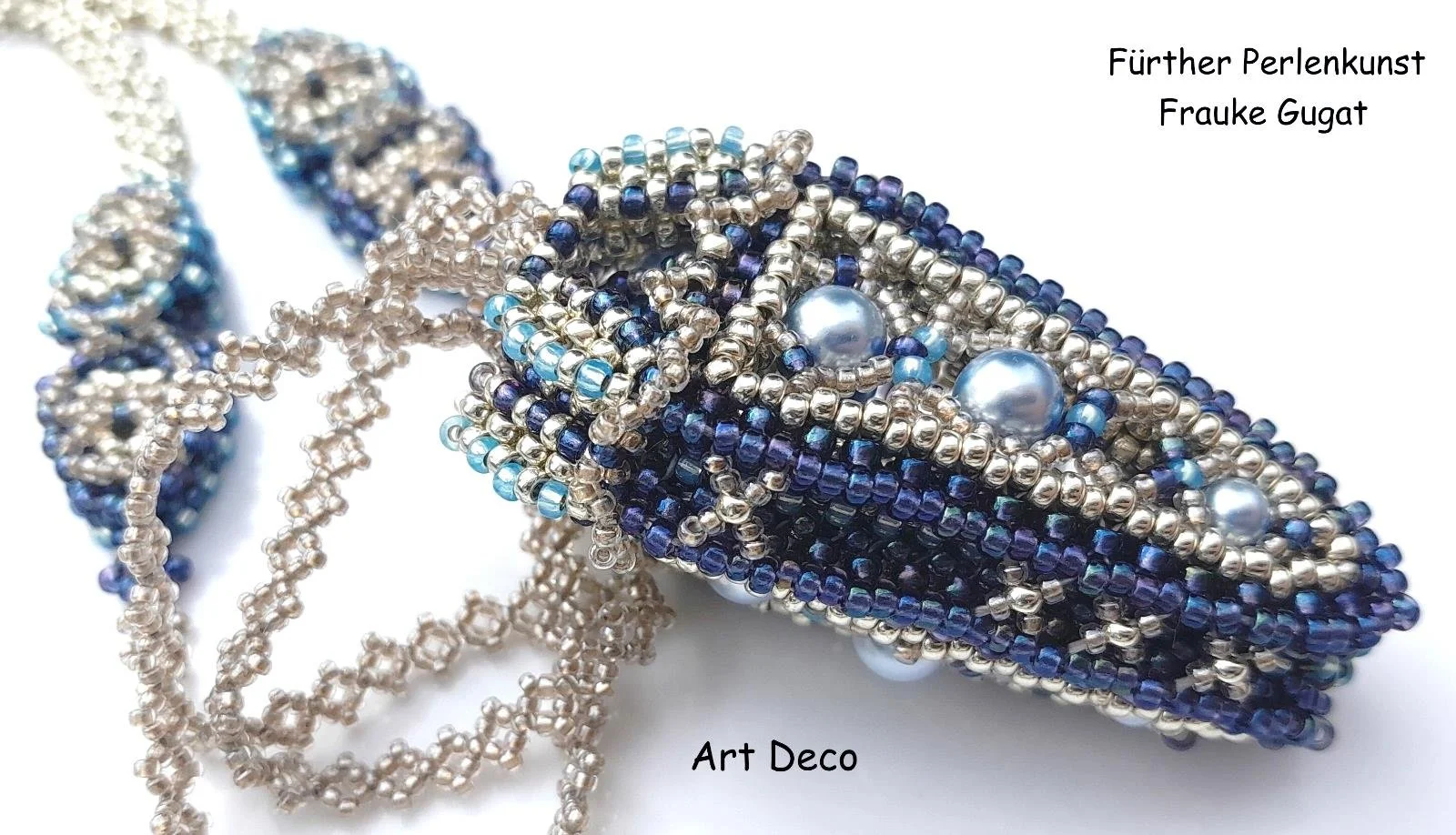 Beaded art piece with blue and silver beads, featuring three pearl-like beads, labeled 'Führer Perlenkunst Frauke Gugat' and 'Art Deco'.