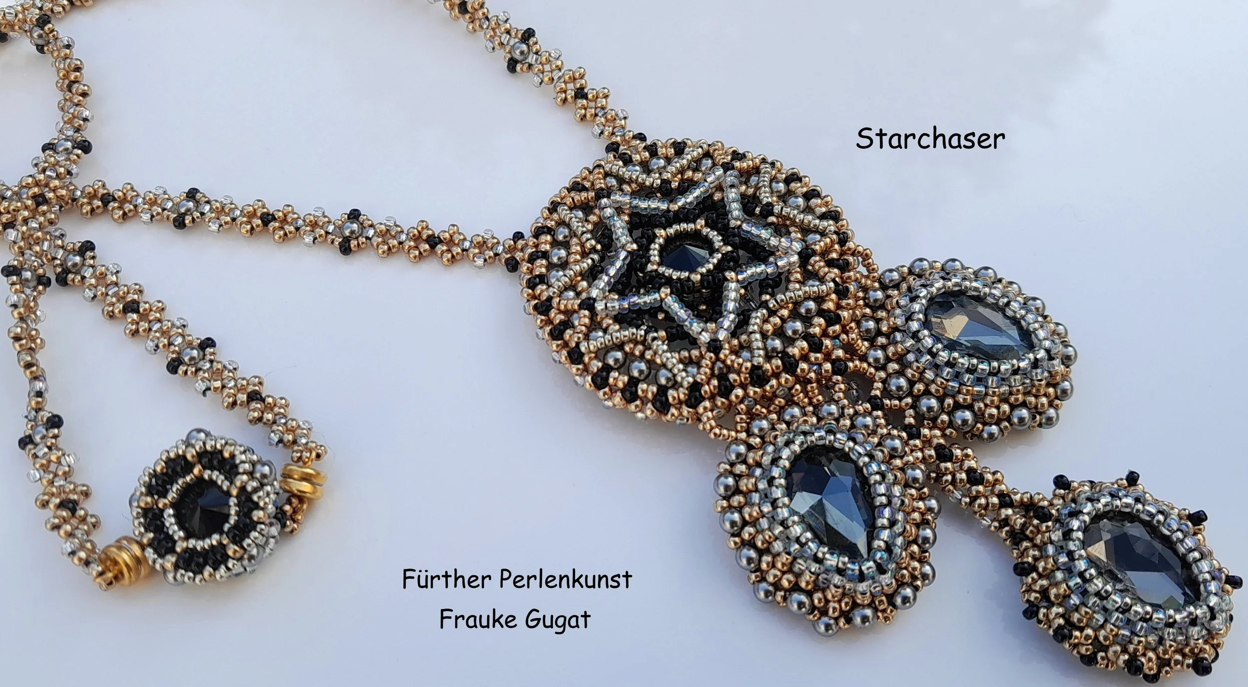 Beaded jewelry with black, silver, and gold beads and large blue gemstones. The text on the image reads 'Starchaser', 'Fürther Perlenkunst', and 'Frauke Gugat'.