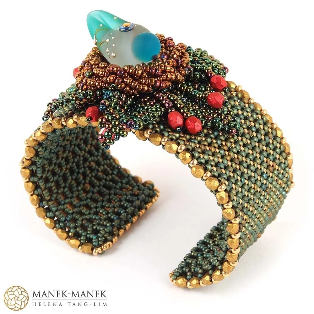 Beaded bracelet with a chameleon design on top, made of multicolored beads and a glass figurine of a chameleon on the lid.
