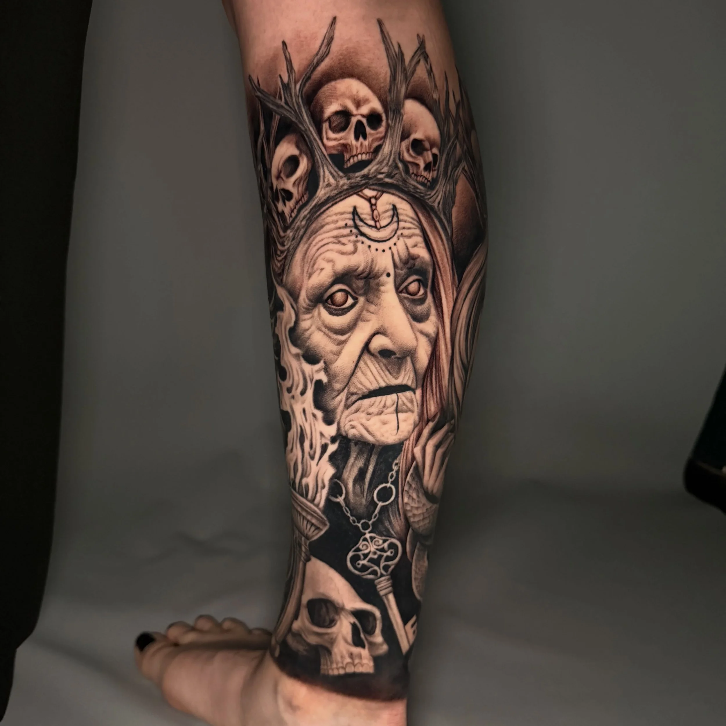 Part one of this lower leg wrap I completed. Always bittersweet when a project wraps up but we are doing the whole leg so I&rsquo;m excited to start the next pieces! Stay tuned for more pics of this ✨ #dallastattooartist #blackandgreyartist #realisma