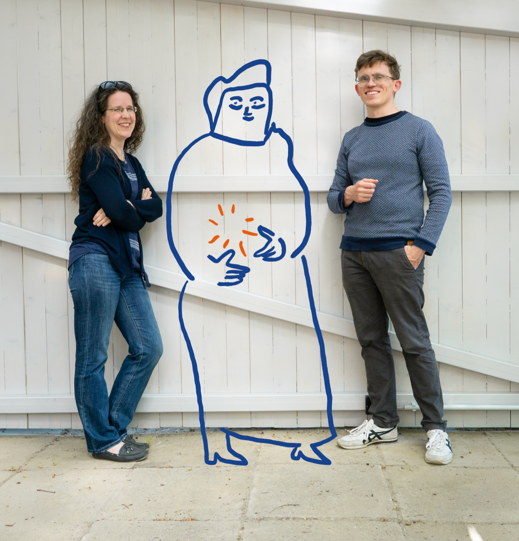 Gruppenbild mit den Pfarrern Friederike Kaltofen und Paul Glüer mit einer zwischen sie gezeichneten Rita-Figur. Alle blicken offen freundlich direkt in die Kamera.