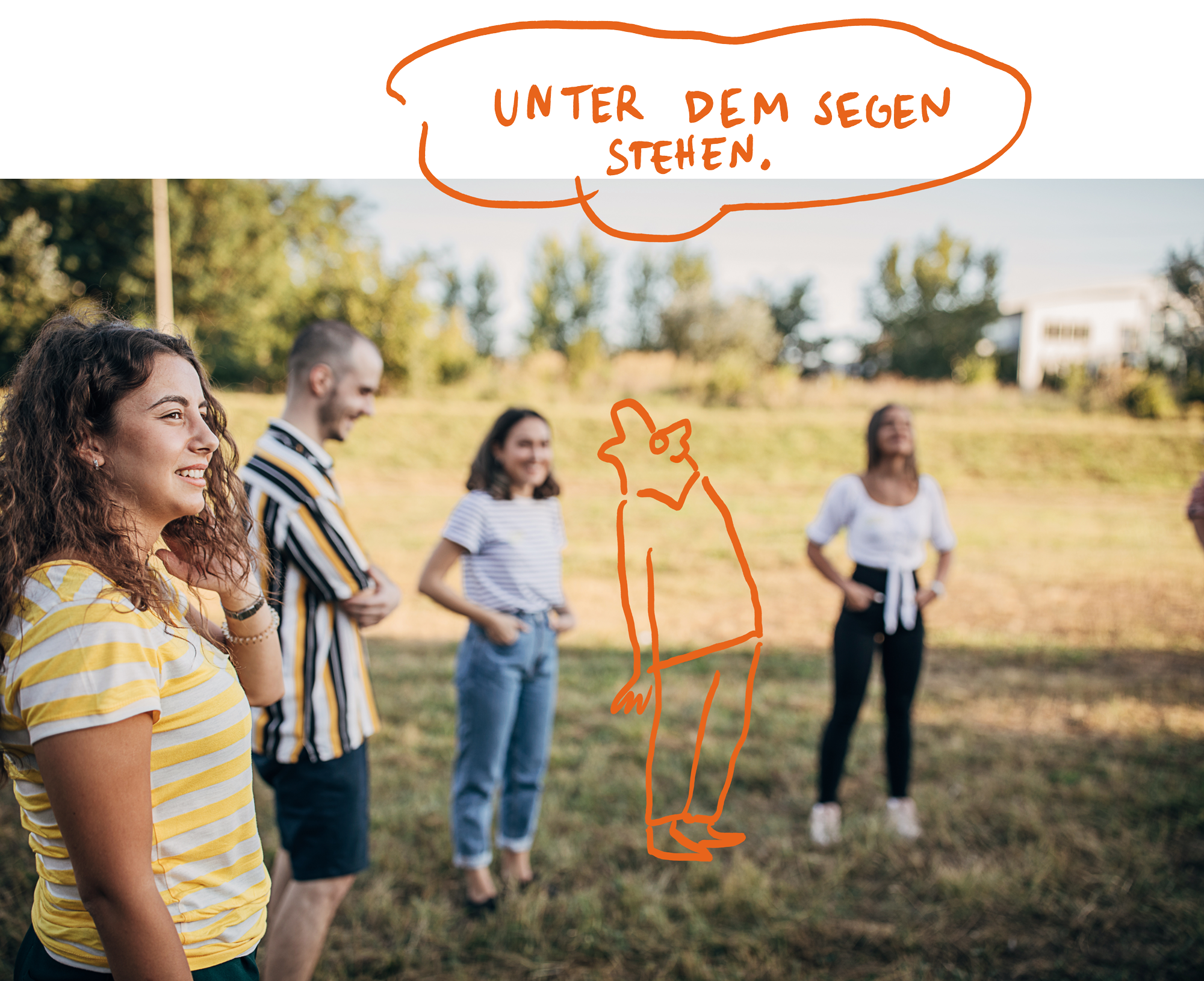 Vier junge Menschen stehen gutgelaunt im Halbkreis auf einer Wiese. Zwischen ihnen ist eine Rita-Figur eingezeichnet, die nach oben in eine Wolke schaut, in der steht "Unter dem Segen stehen."