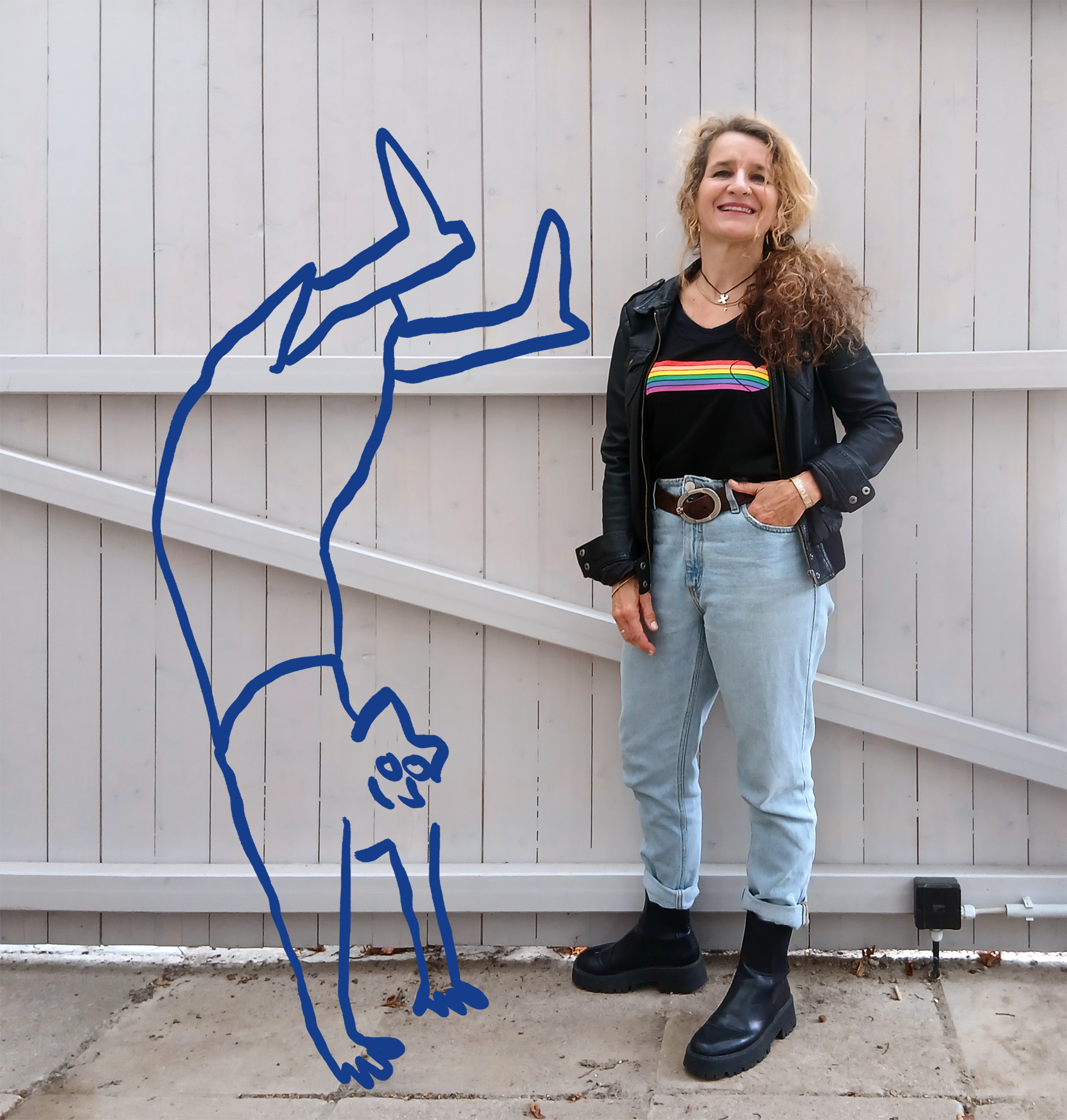 Pfarrerin Grit Markert schaut fröhlich in die Kamera, neben ihr macht die illustrierte Rita einen Handstand.