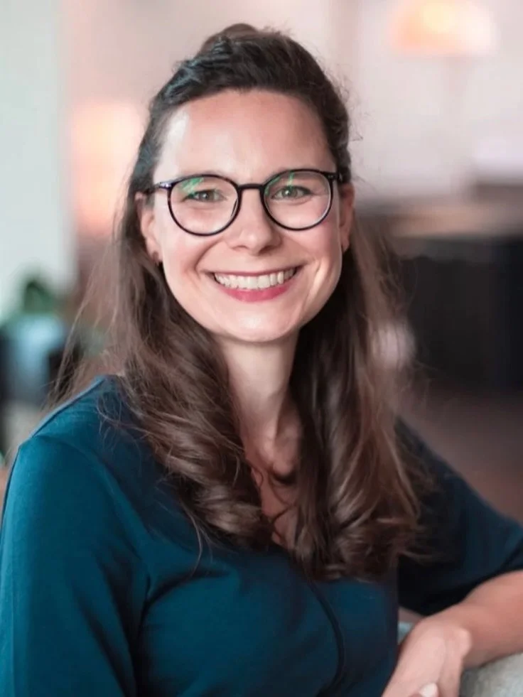 Katja Staudt:

&bdquo;Ich liebe es dir zu zeigen, dass DU heute, hier und jetzt in der Lage bist dein rundherum perfektes Leben zu erschaffen. Und zwar nicht mit Erfolgsstrategien, die dir vorgesetzt werden, sondern komplett in deiner wahren Gr&ouml;