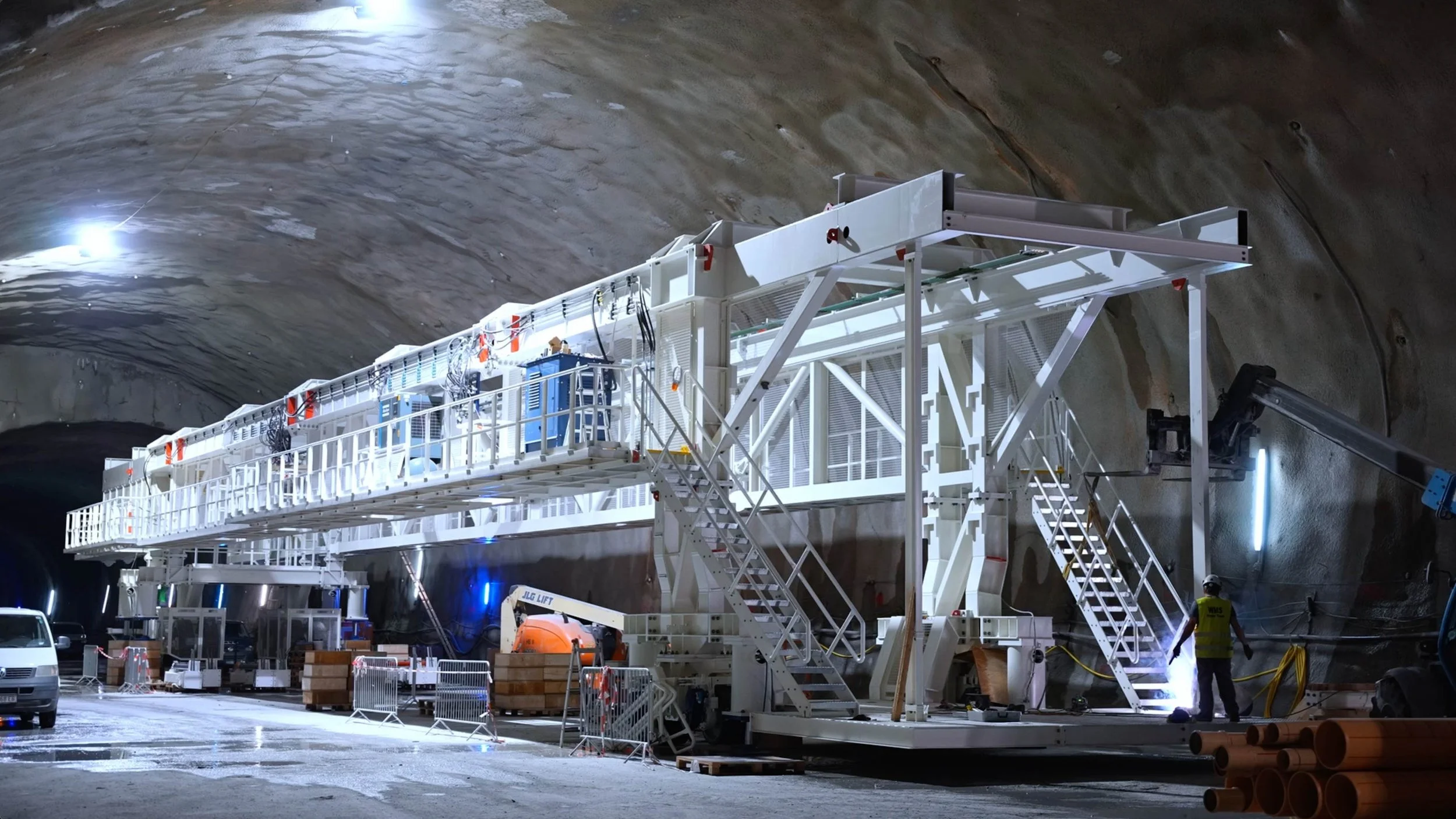 Innovative Bautechnik: Sohlschalwagen von Marti Technik beim Betonieren. Infrastruktur-Videoproduktion Schnittraum Innsbruck.