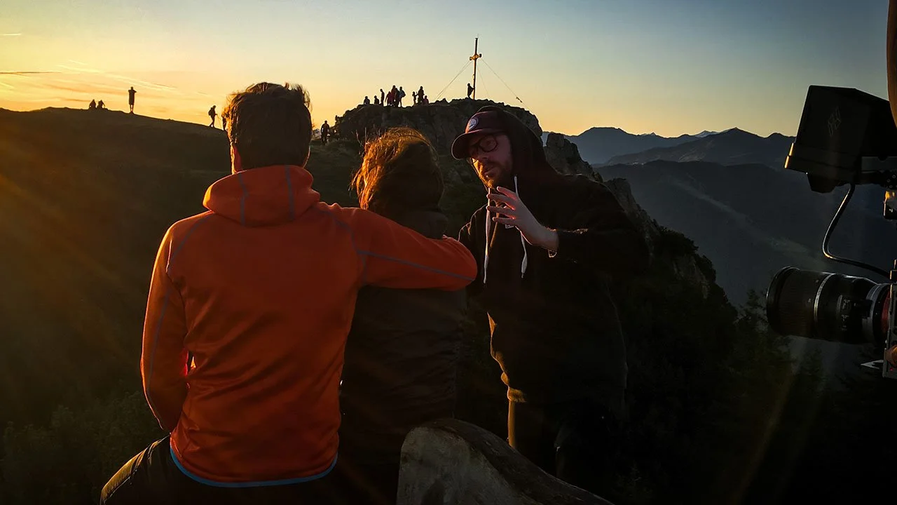 Das Kamerateam der Filmproduktion Schnittraum bei Dreharbeiten für eine alpine Dokumentation in den Bergen Tirols.