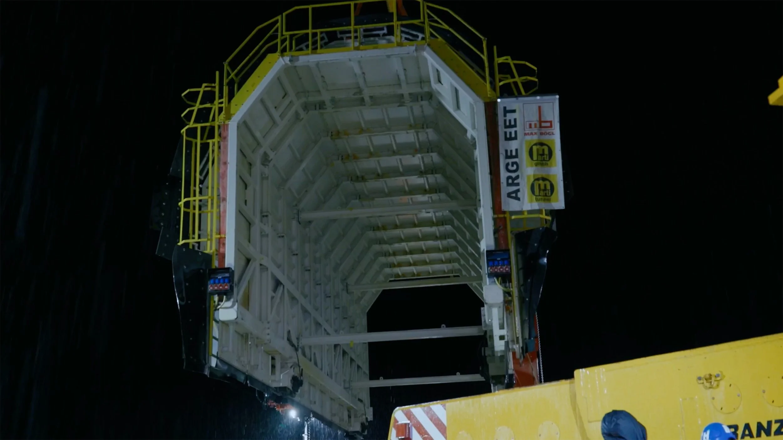 Sanierung eines Bahntunnels im laufenden Betrieb: "Tunnel in Tunnel"-System von Marti Technik. Industriefilm von Schnittraum Tirol.