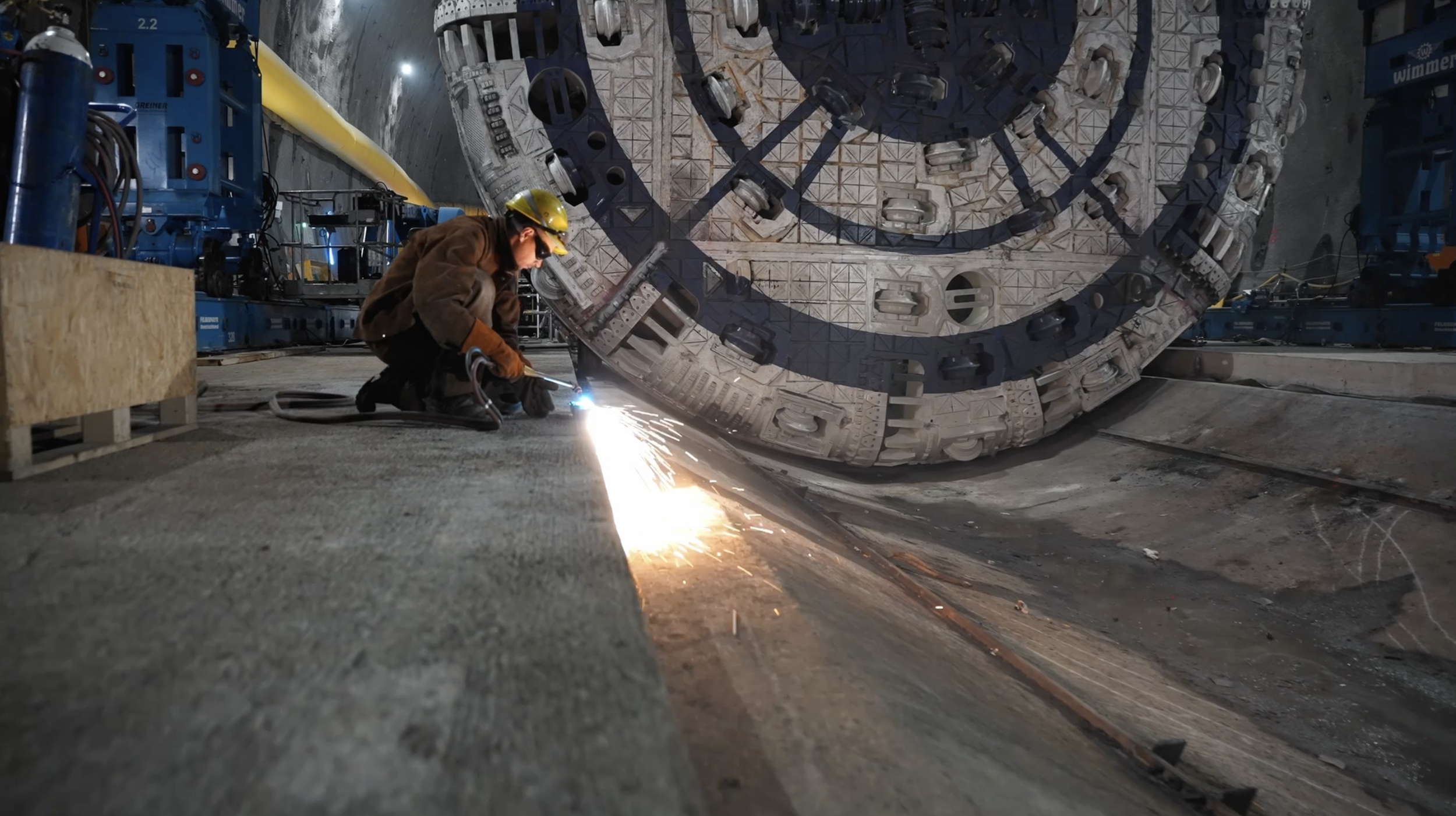 Historischer Durchschlag des Erkundungsstollens am Brenner Basistunnel (Arge H53 / Porr & Marti). Filmdokumentation Schnittraum.