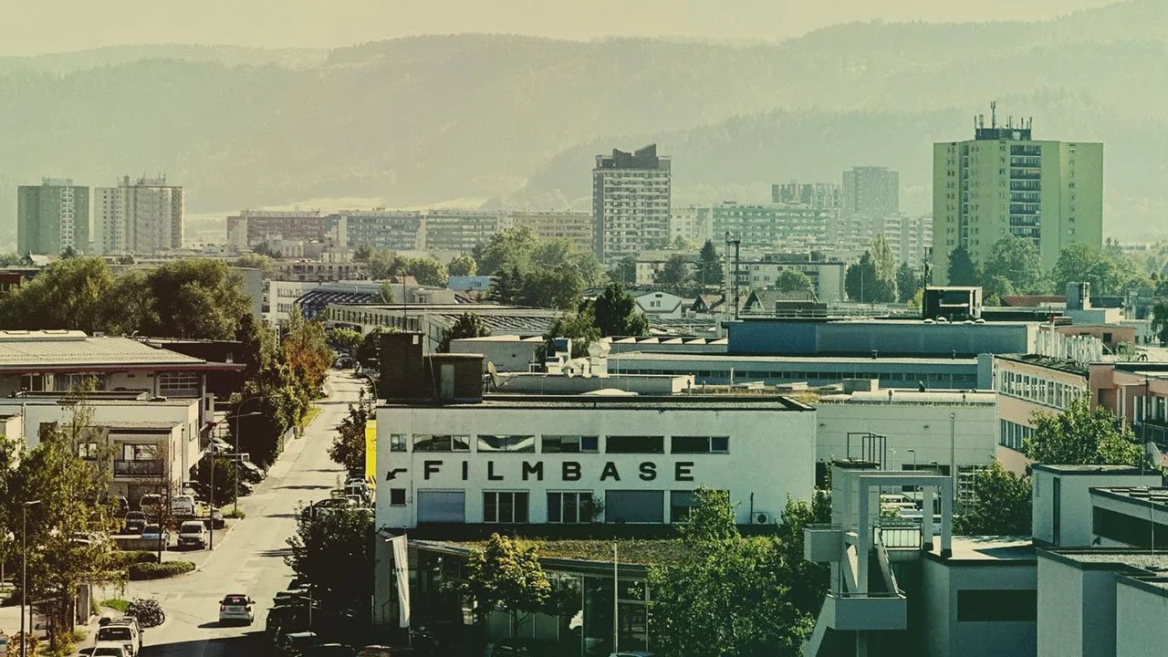 Außenansicht der Filmbase in Innsbruck, dem 500qm großen Studio und Hauptsitz der Videoproduktion Schnittraum.