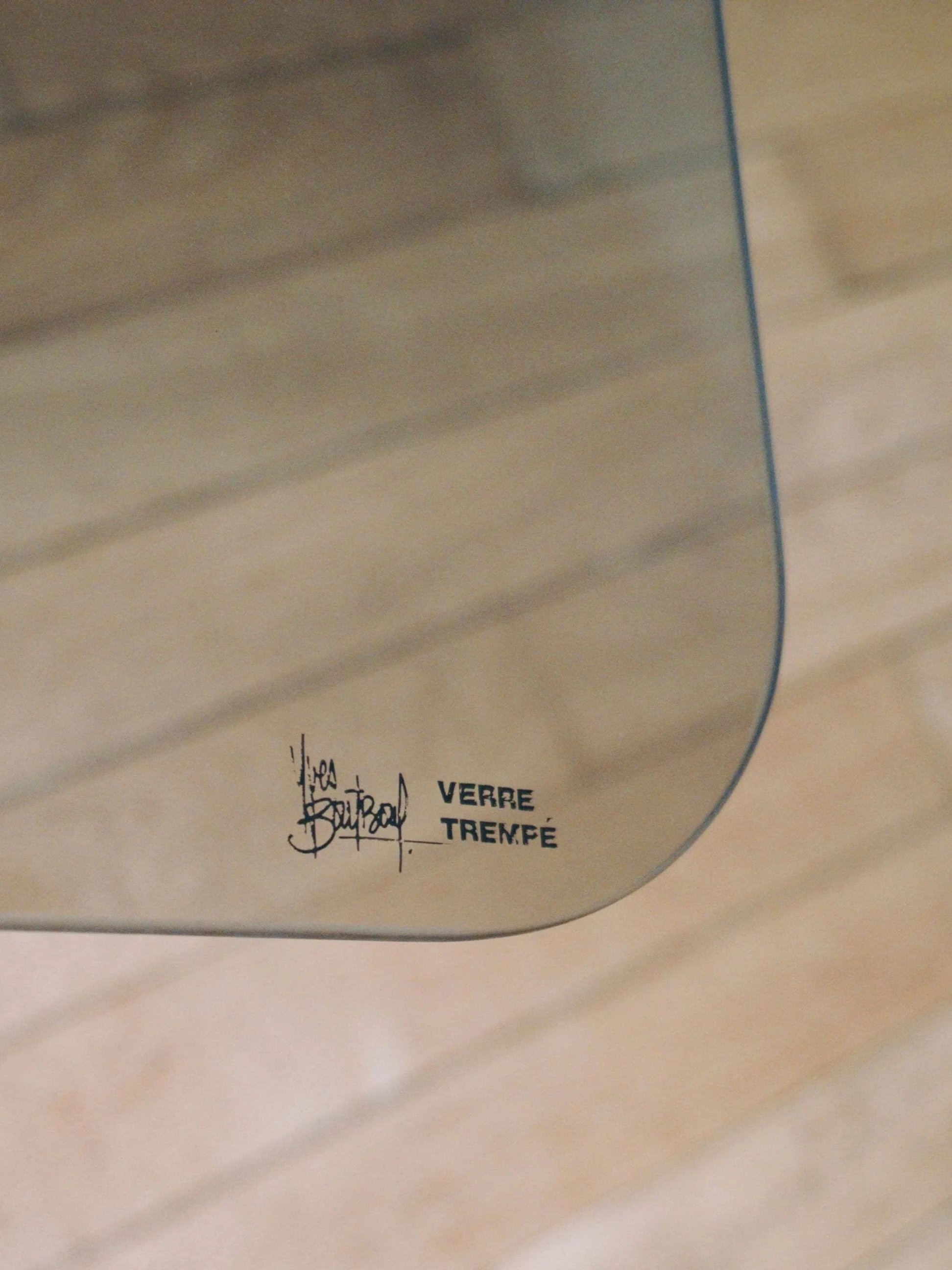 Signature de la table vintage par le designer Yves Boutboul des années 70