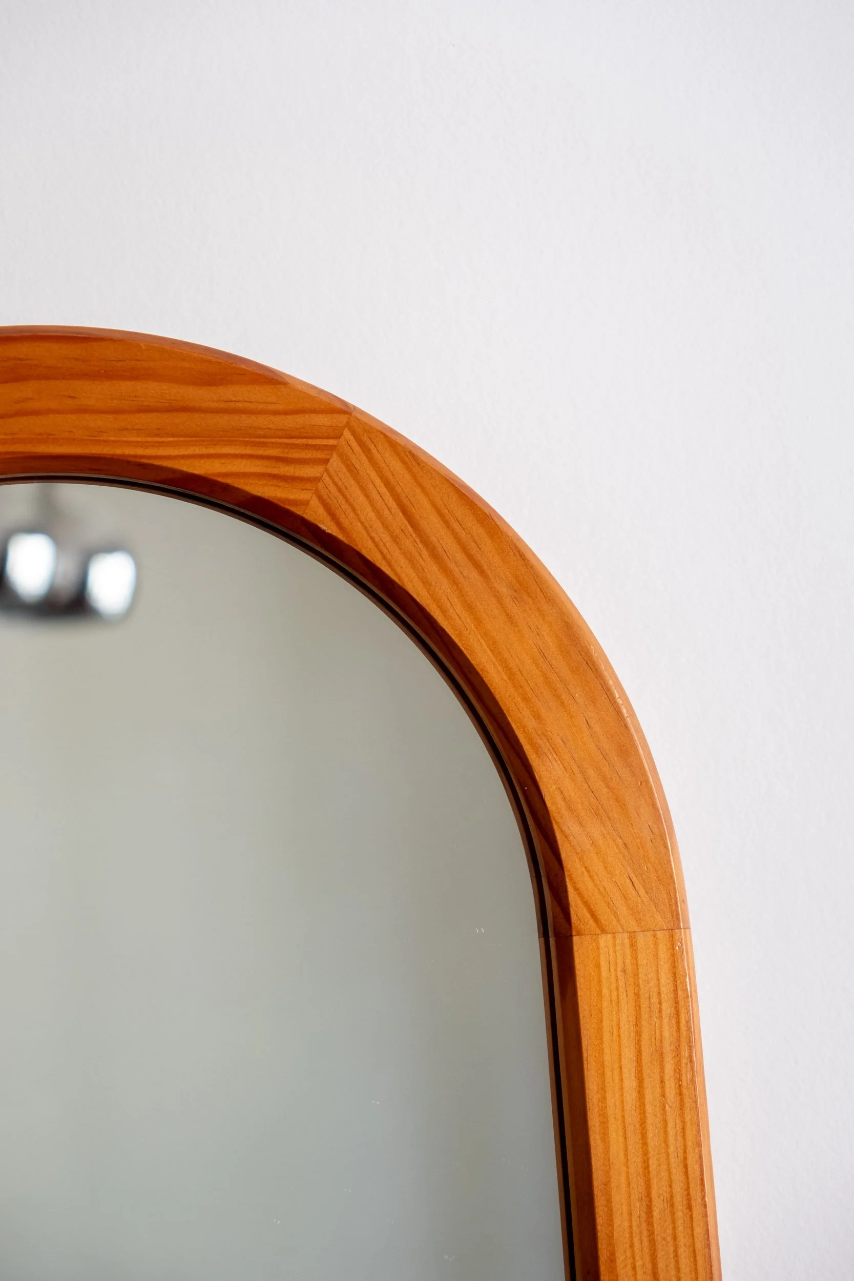 zoom sur l'arche en bois de ce miroir vintage des années 70
