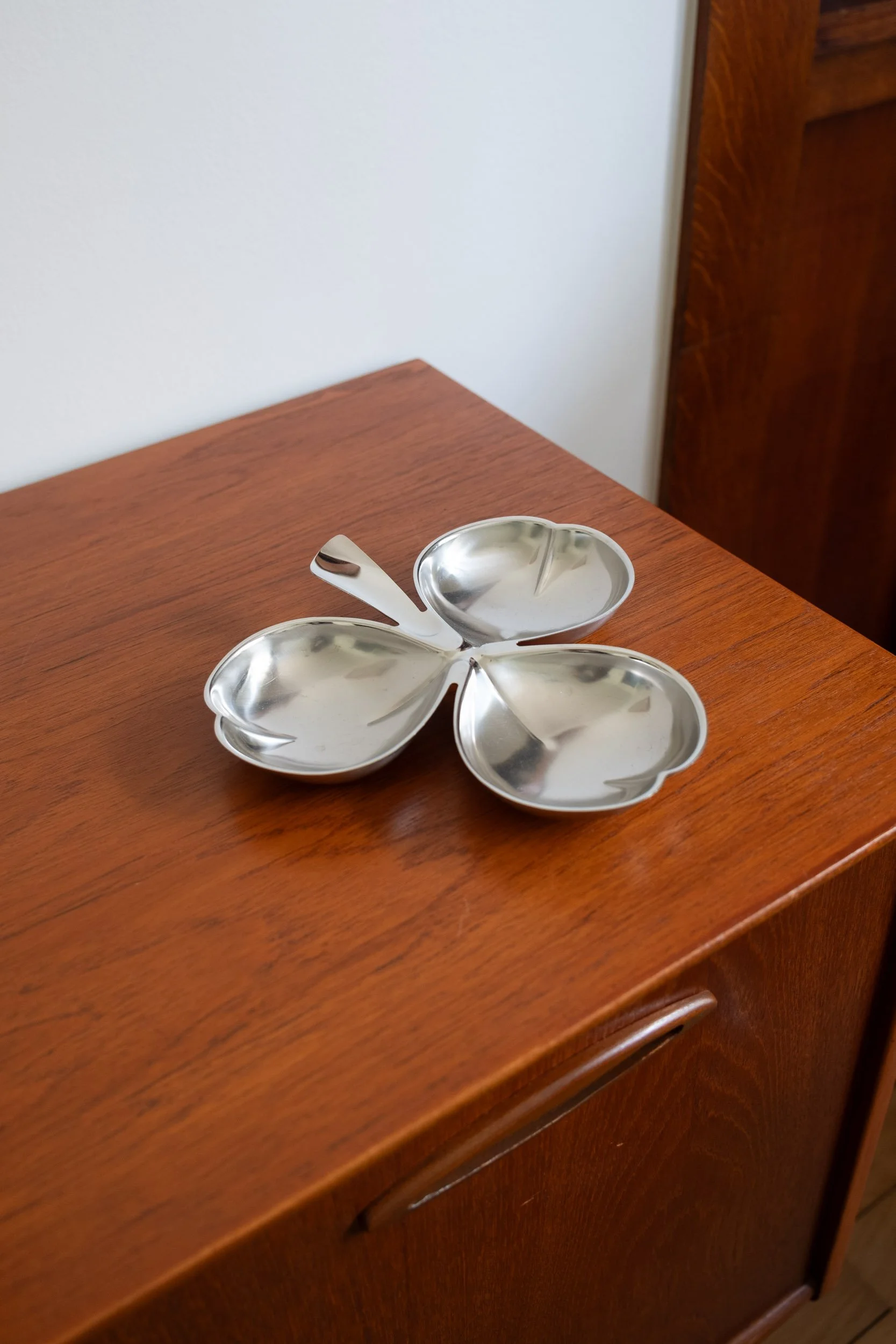 plat-inox-compartiments-trefle-Pupilles-brocante-Rennes1.jpg