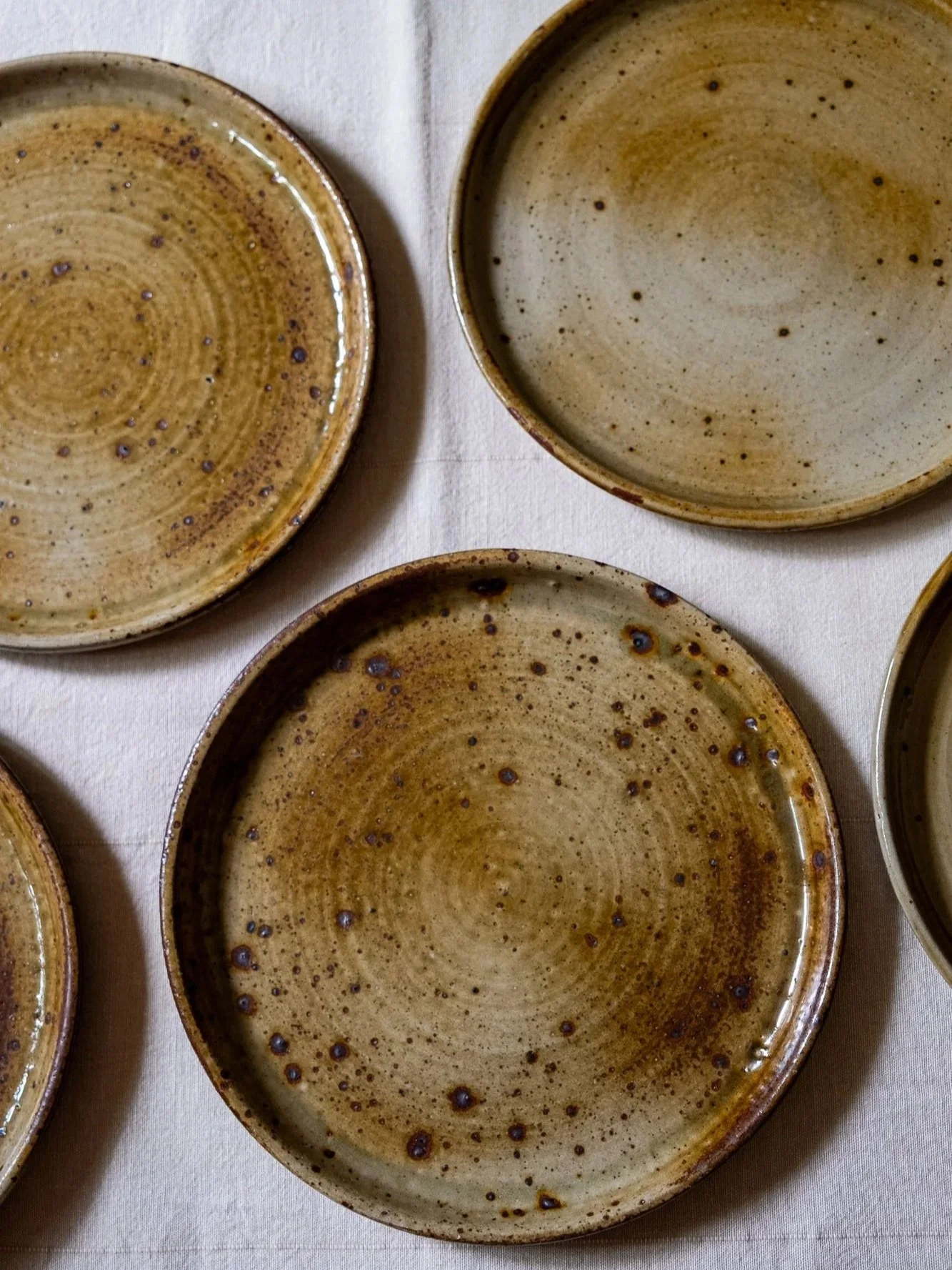 Assiettes-plates-en-gre%CC%80s-pyrite%CC%81-artisanal-Pupilles-Vintage-Rennes11.jpg