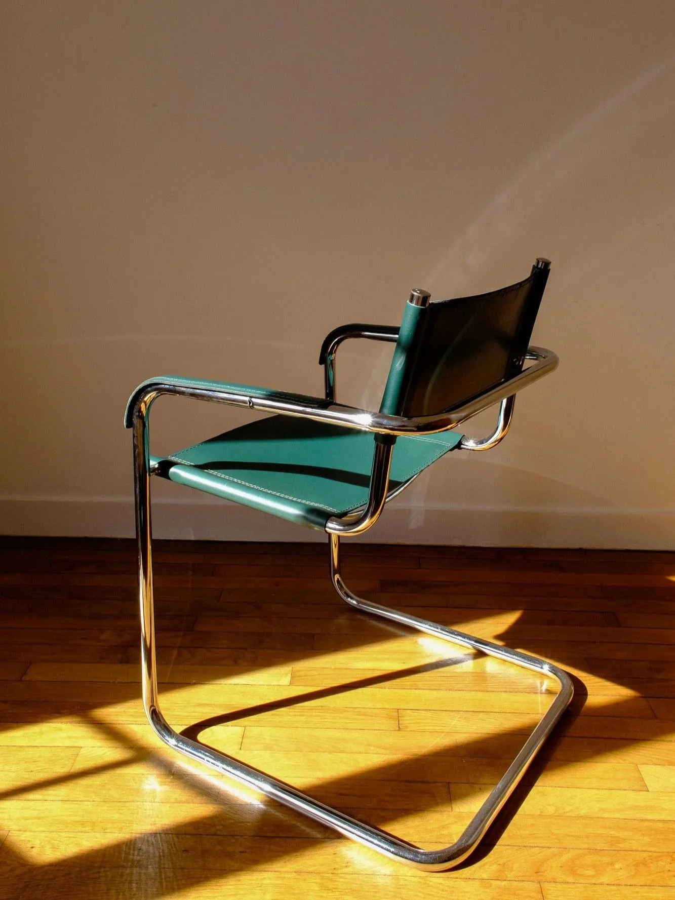 Fauteuil-tubulaire-cuir-vert-anne%CC%81es-70-Pupilles-Vintage-Rennes10.jpg