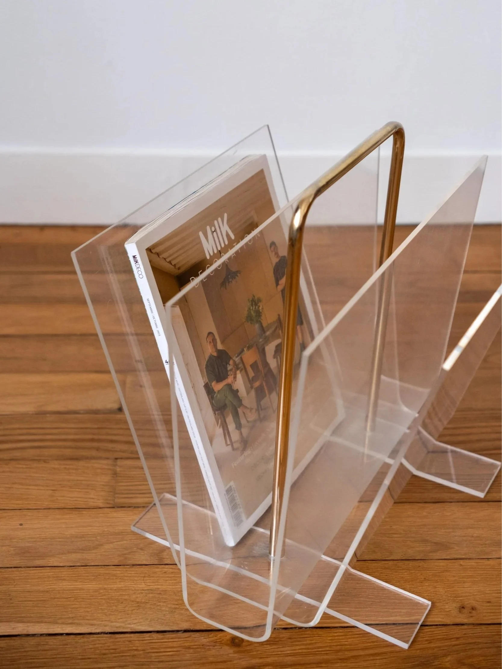 le porte-revue présenté avec un magazine et vue de près sur sa poignée dorée aussi pratique qu'esthétique