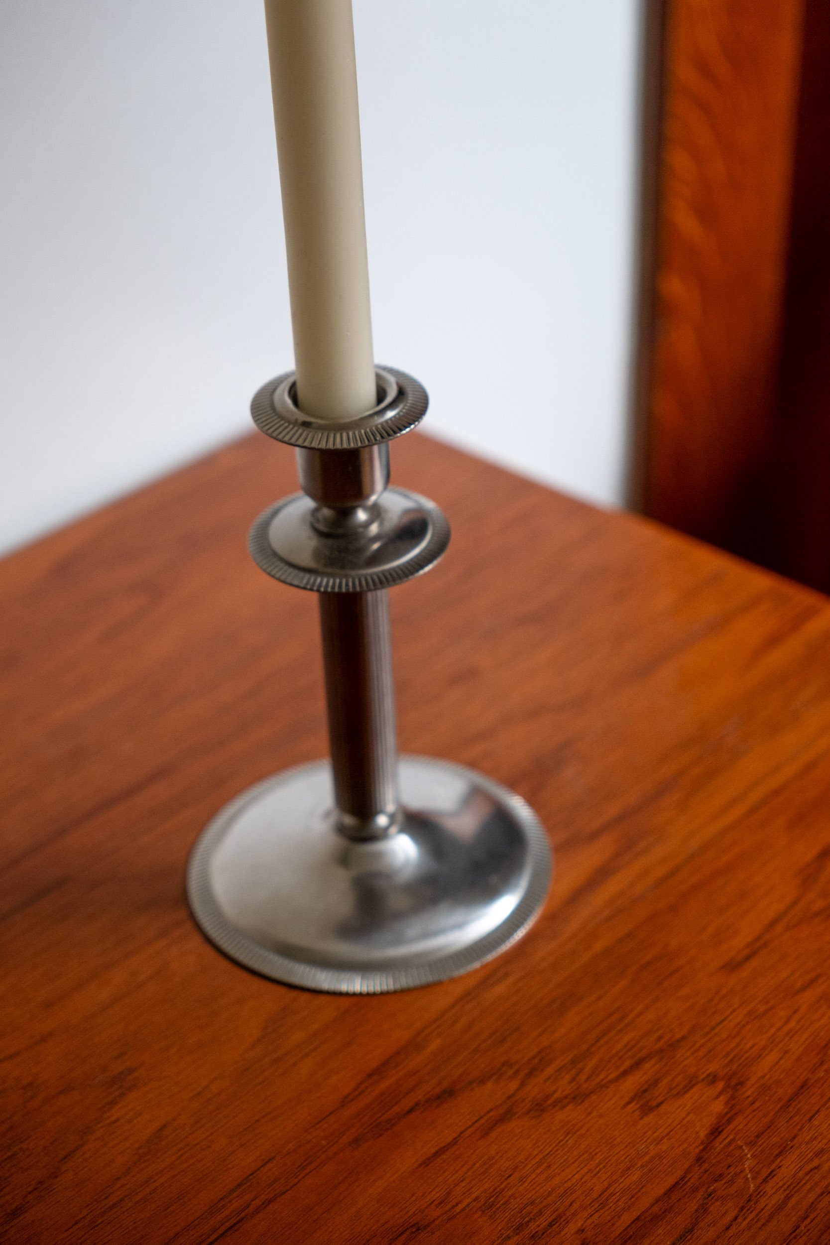 ce bougeoir vintage des années 70 est à disposer sur une table en décoration