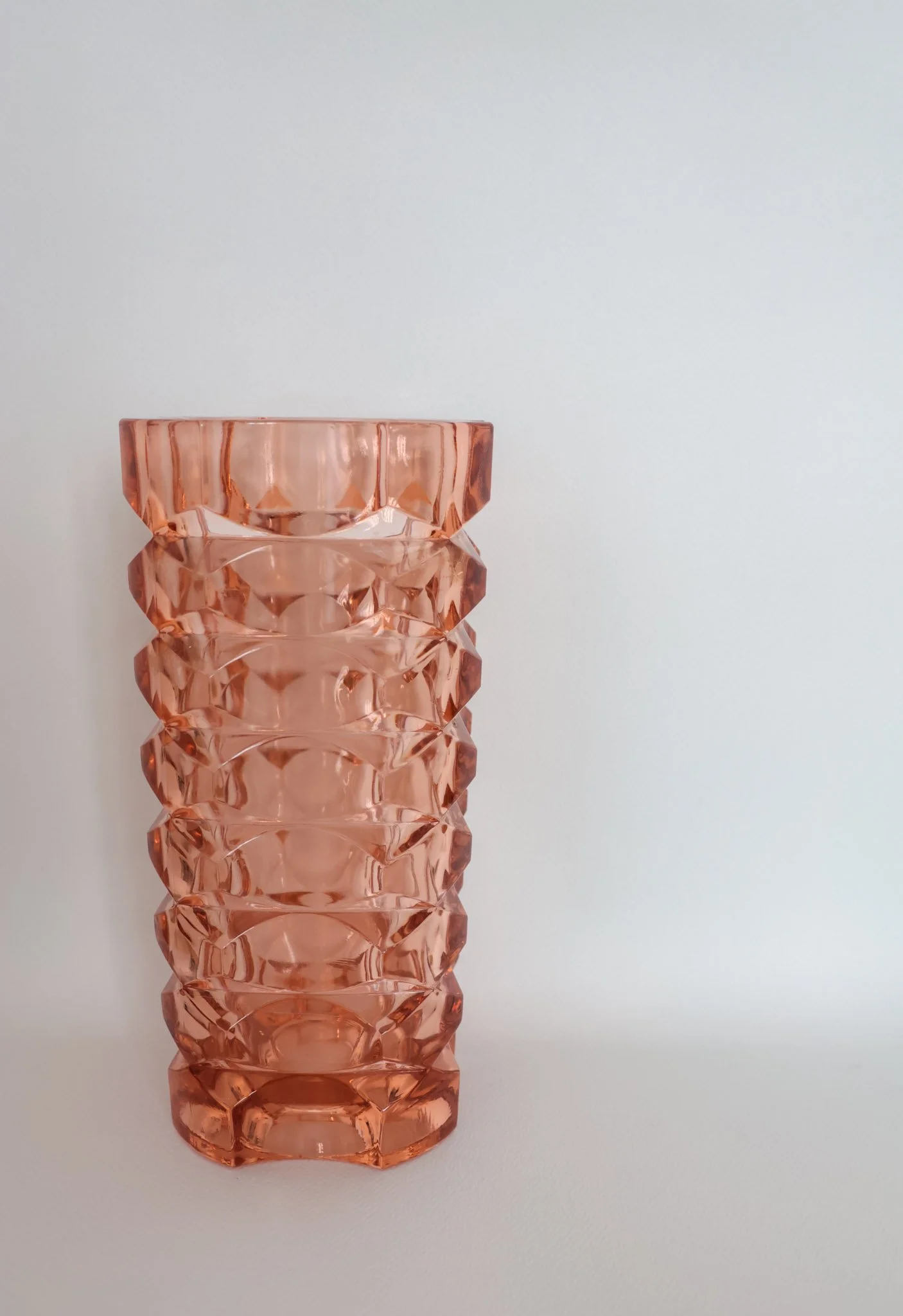 vue de face sur ce Vase en verre facetté de couleur rose de la marque française Luminarc fabriqué dans les années 70