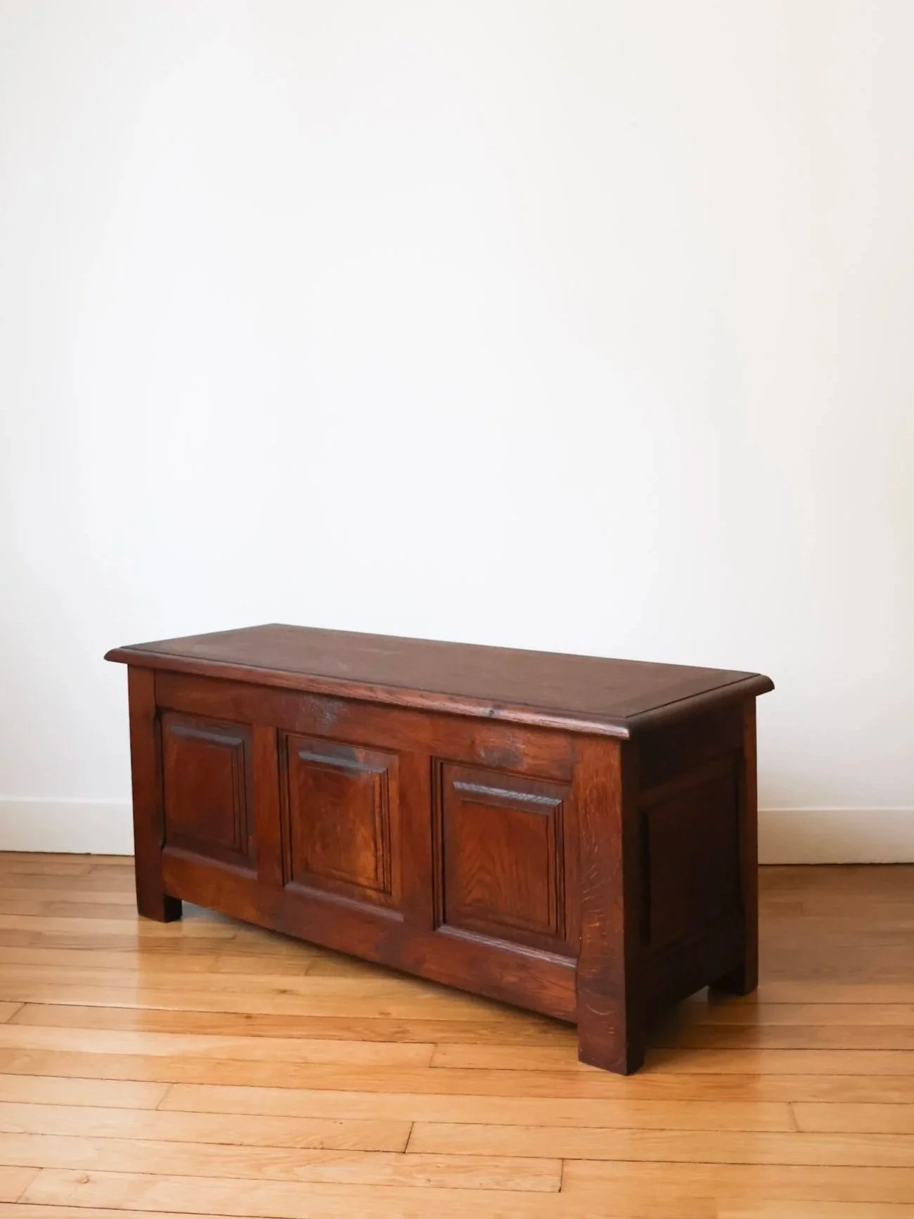 Coffre de rangement et banc en bois au design brutaliste en parfait état