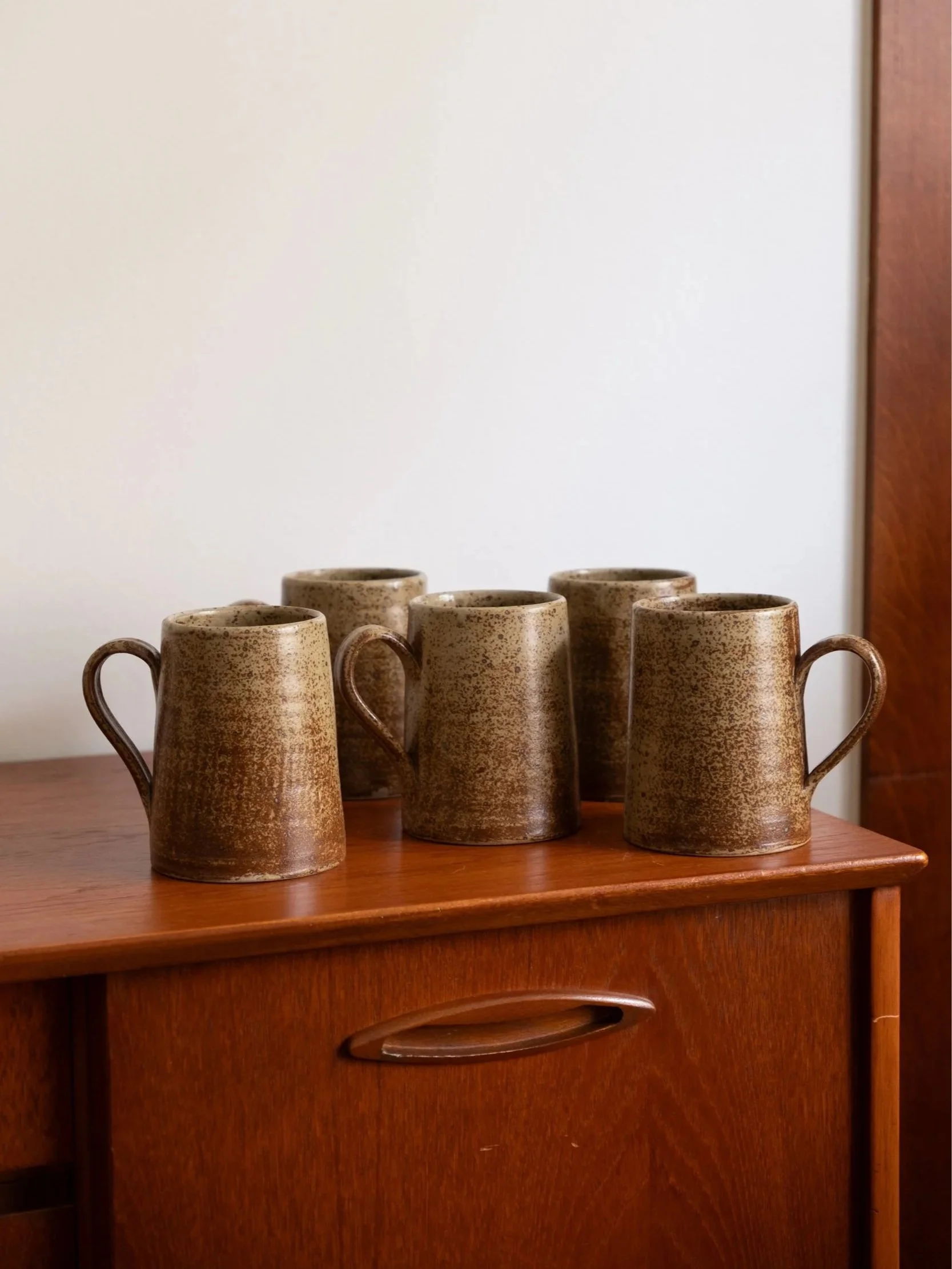Grandes tasses en grès pyrité