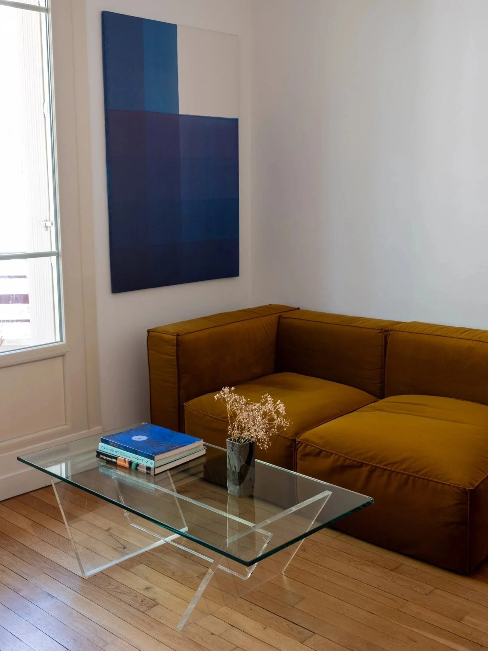 mise en situation dans un salon de cette belle table basse vintage design des années 70