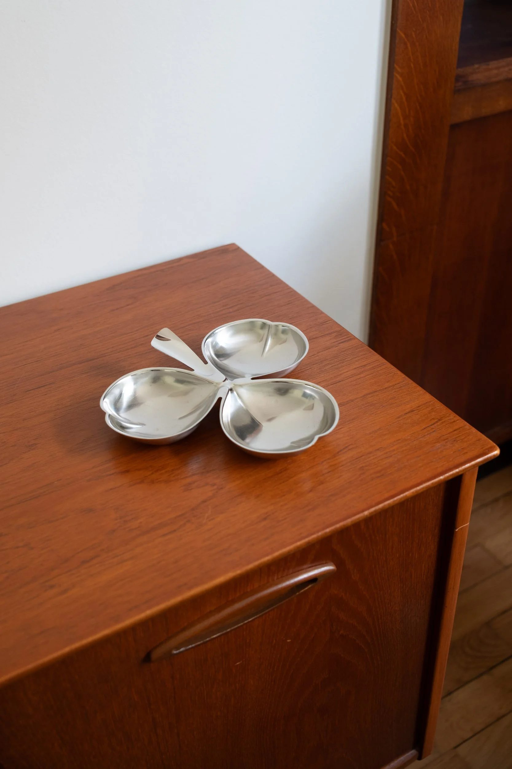 plat-inox-compartiments-trefle-Pupilles-brocante-Rennes3.jpg