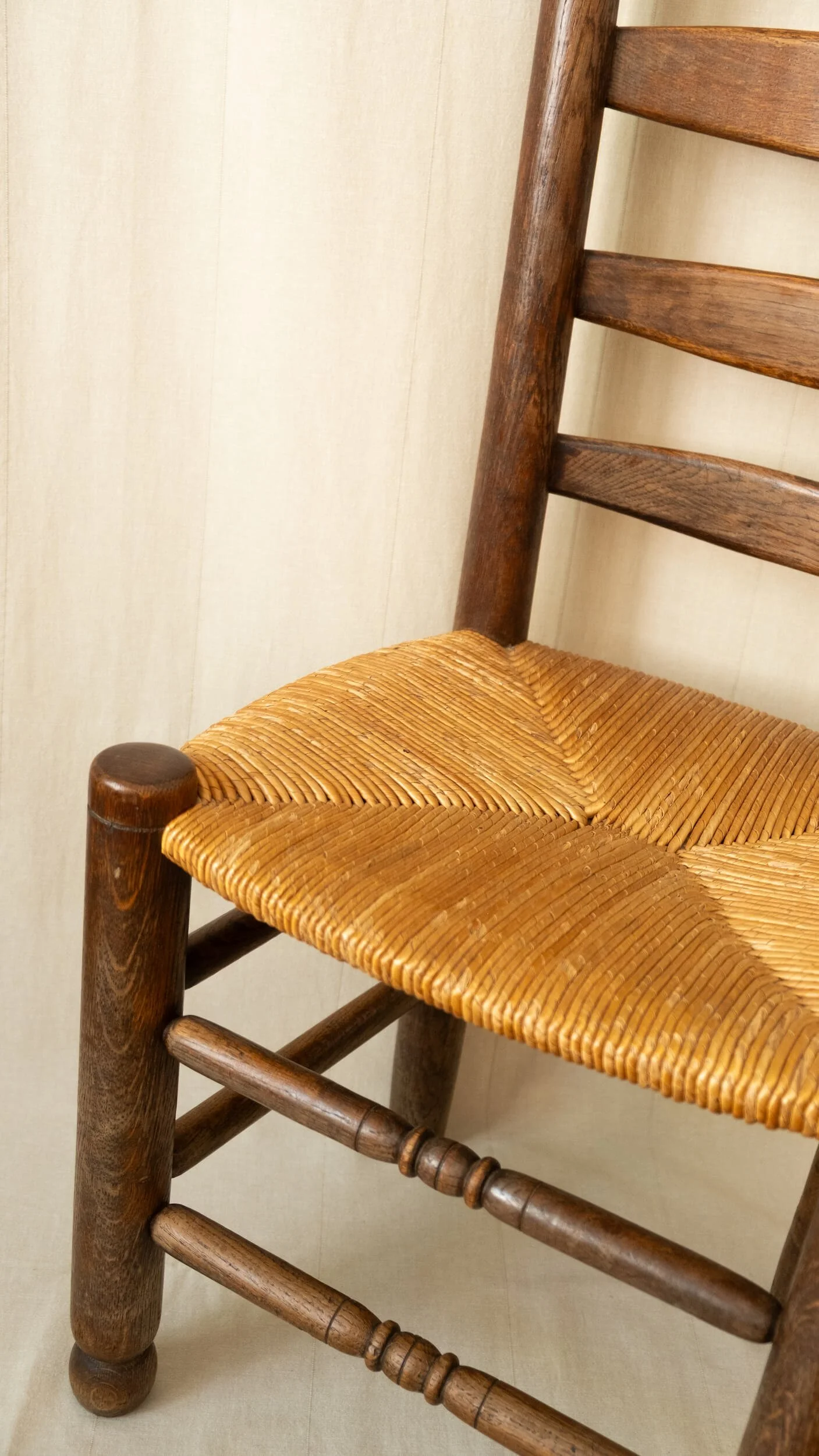 zoom sur l'assise paillée d'une des chaises brutalistes vintage