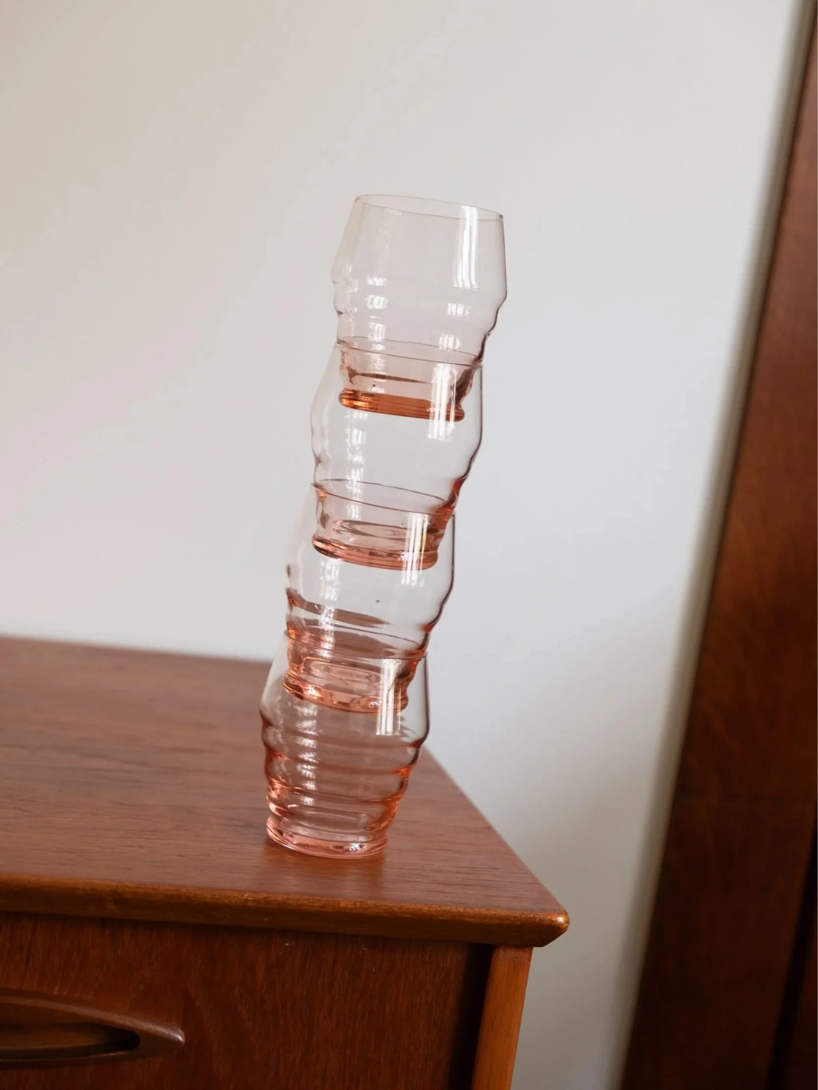 pile de verres vintage en verre rose montrant qu'ils sont empilables