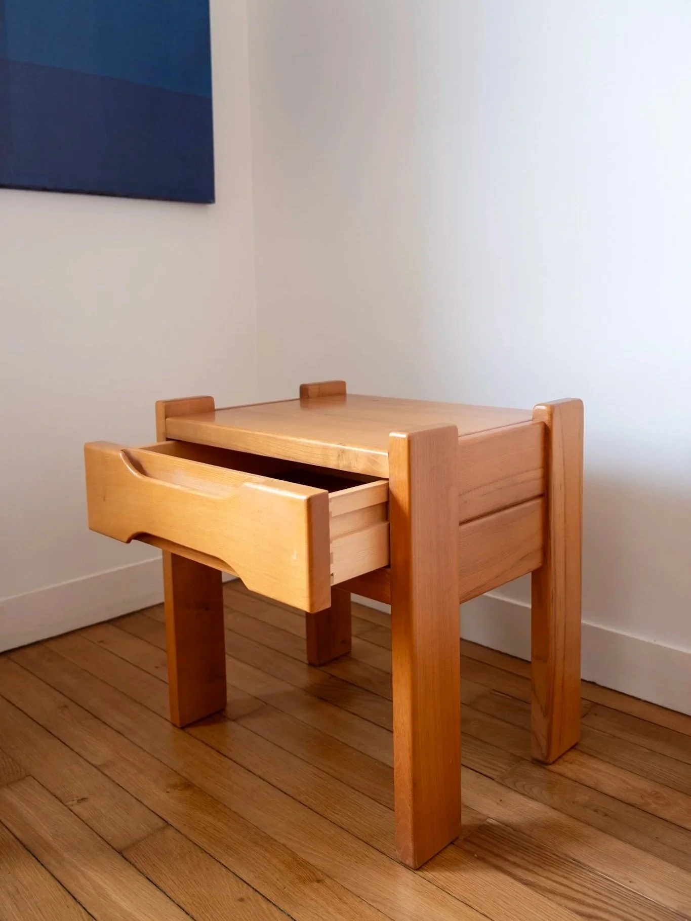 la table de chevet vintage avec son tiroir ouvert montrant son bon état et sa praticité