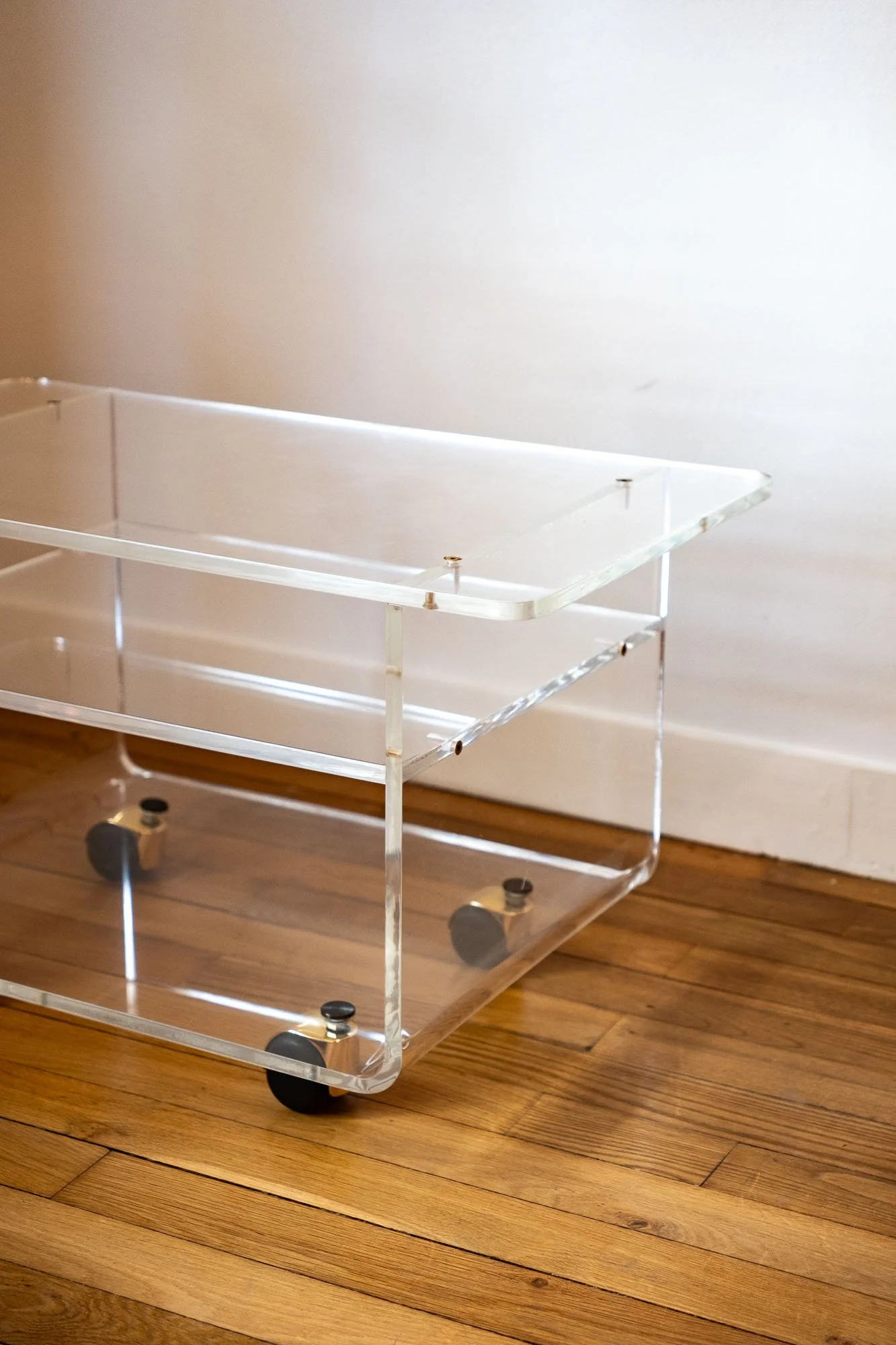 Table-roulante-plexiglas-doré-années-70-vintage-Pupilles-Vintage-Rennes2.jpg
