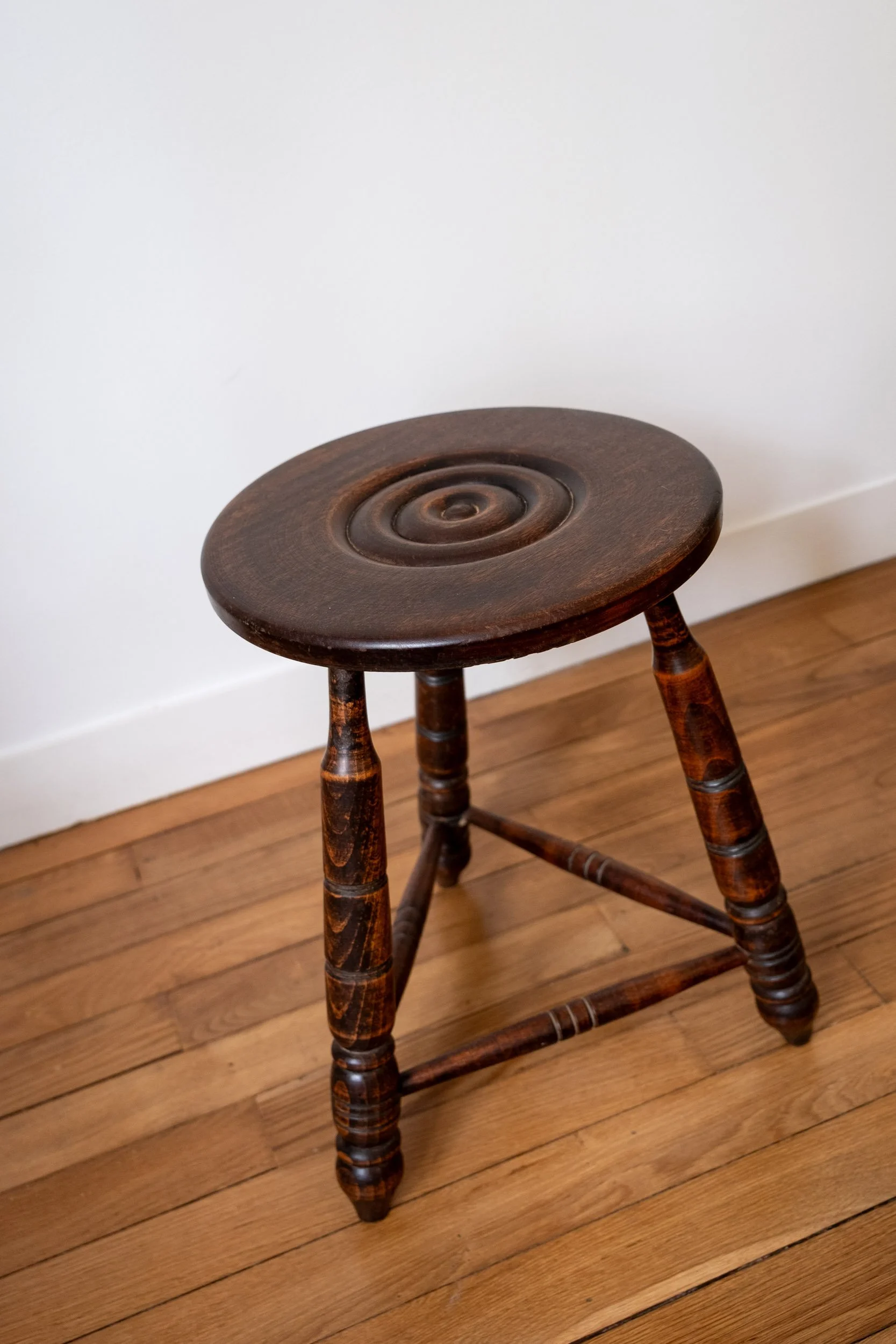 tabouret-tripode-bois-tourné-Pupilles-brocante-Rennes2.jpg