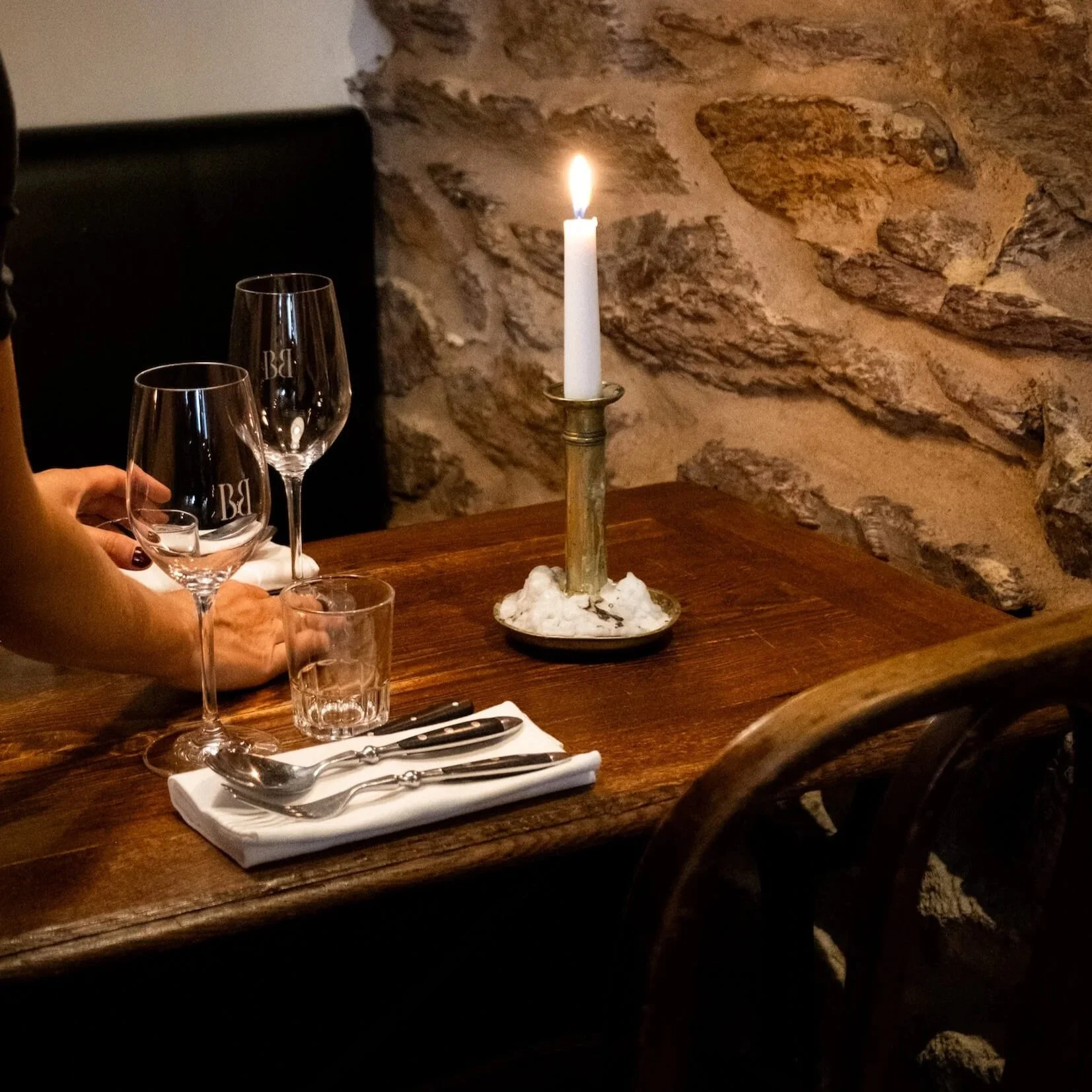 Une table dressée au restaurant Bombance avec les verres chinés par Pupilles Vintage