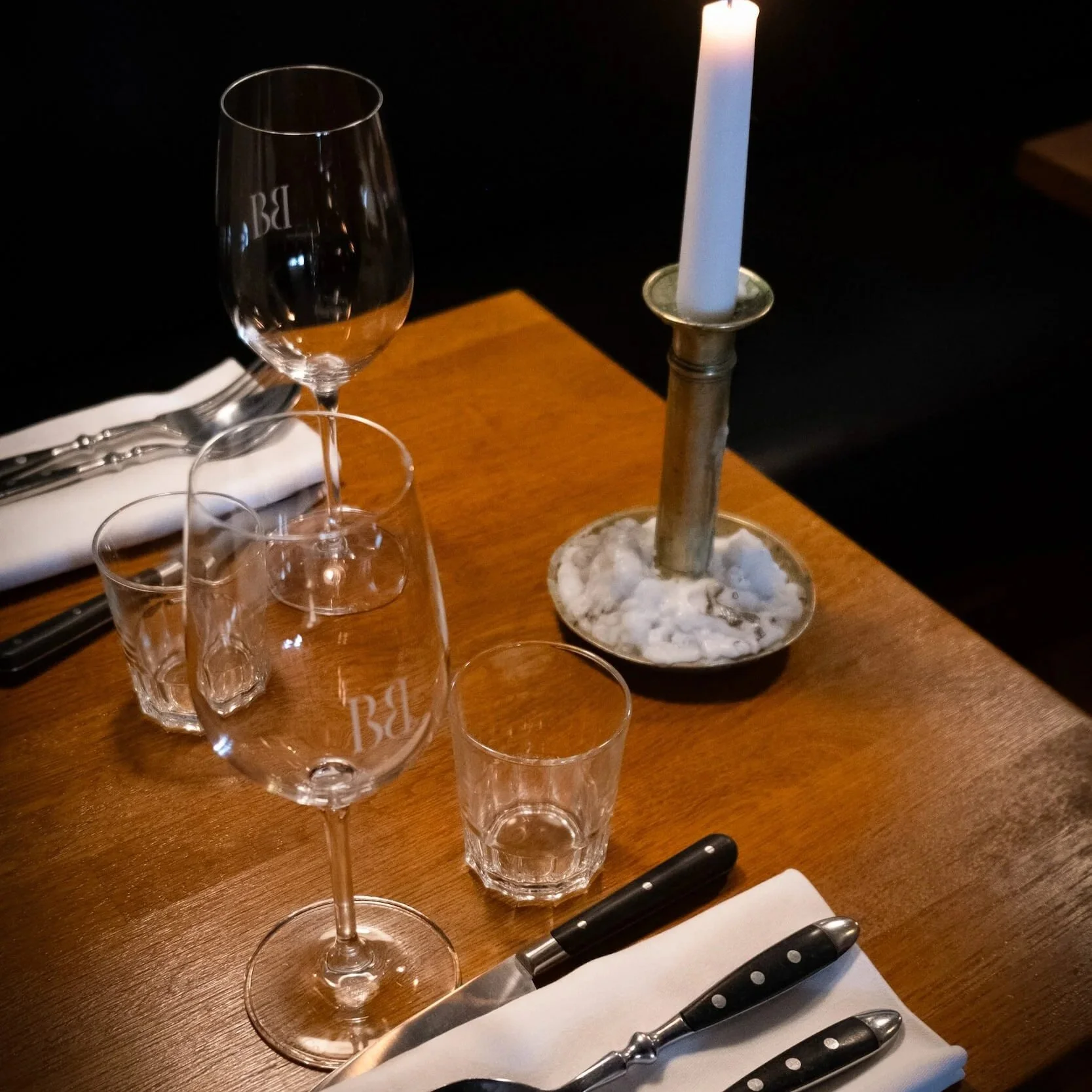 Une table dressée au restaurant Bombance avec les verres chinés par Pupilles Vintage
