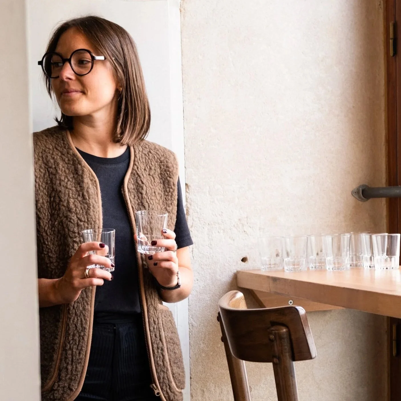 Pupilles vintage aves les verres chinés pour le restaurant rennais Bombance