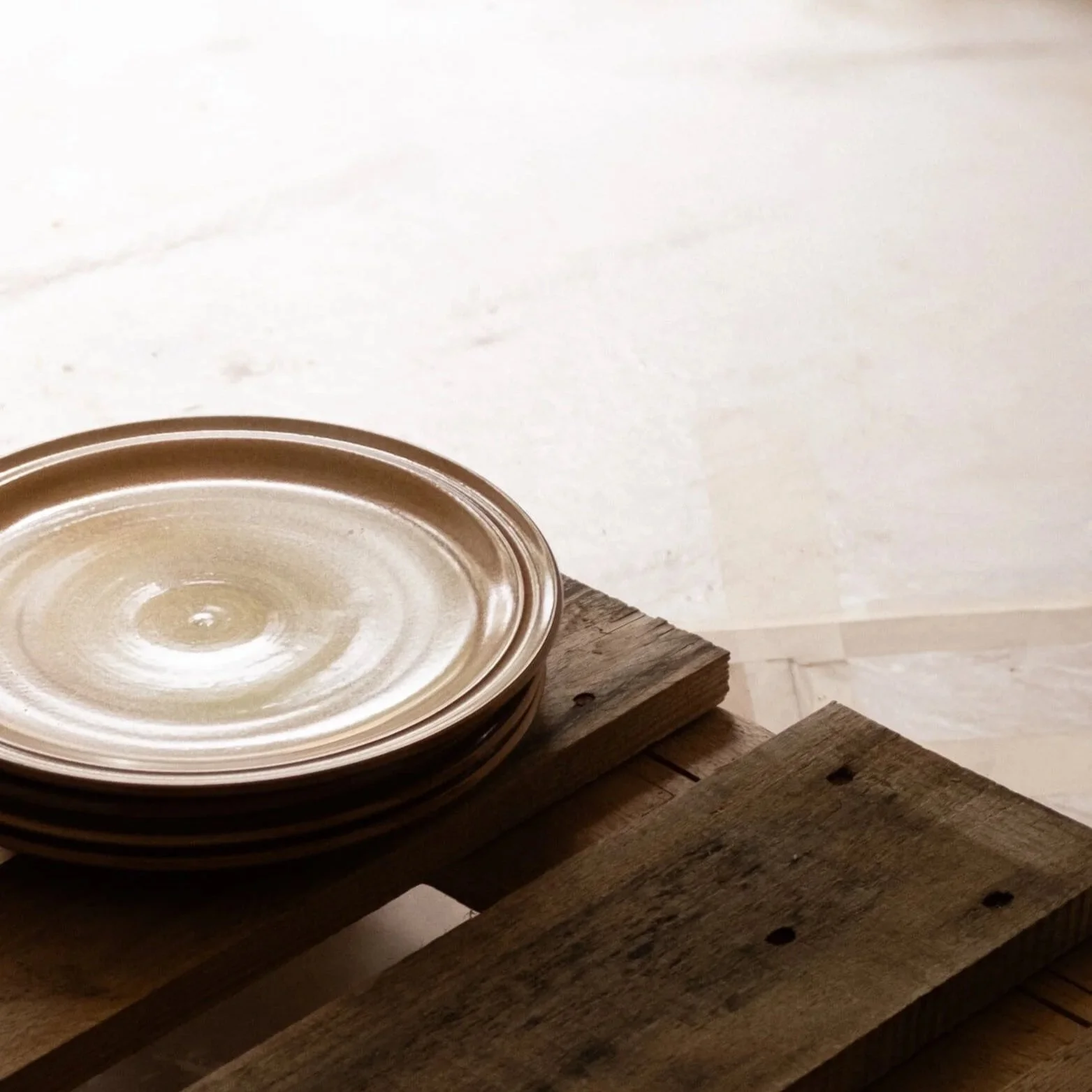 zoom sur une assiette chinée pour le restaurant Tycoz à Paris, par Pupilles vintage