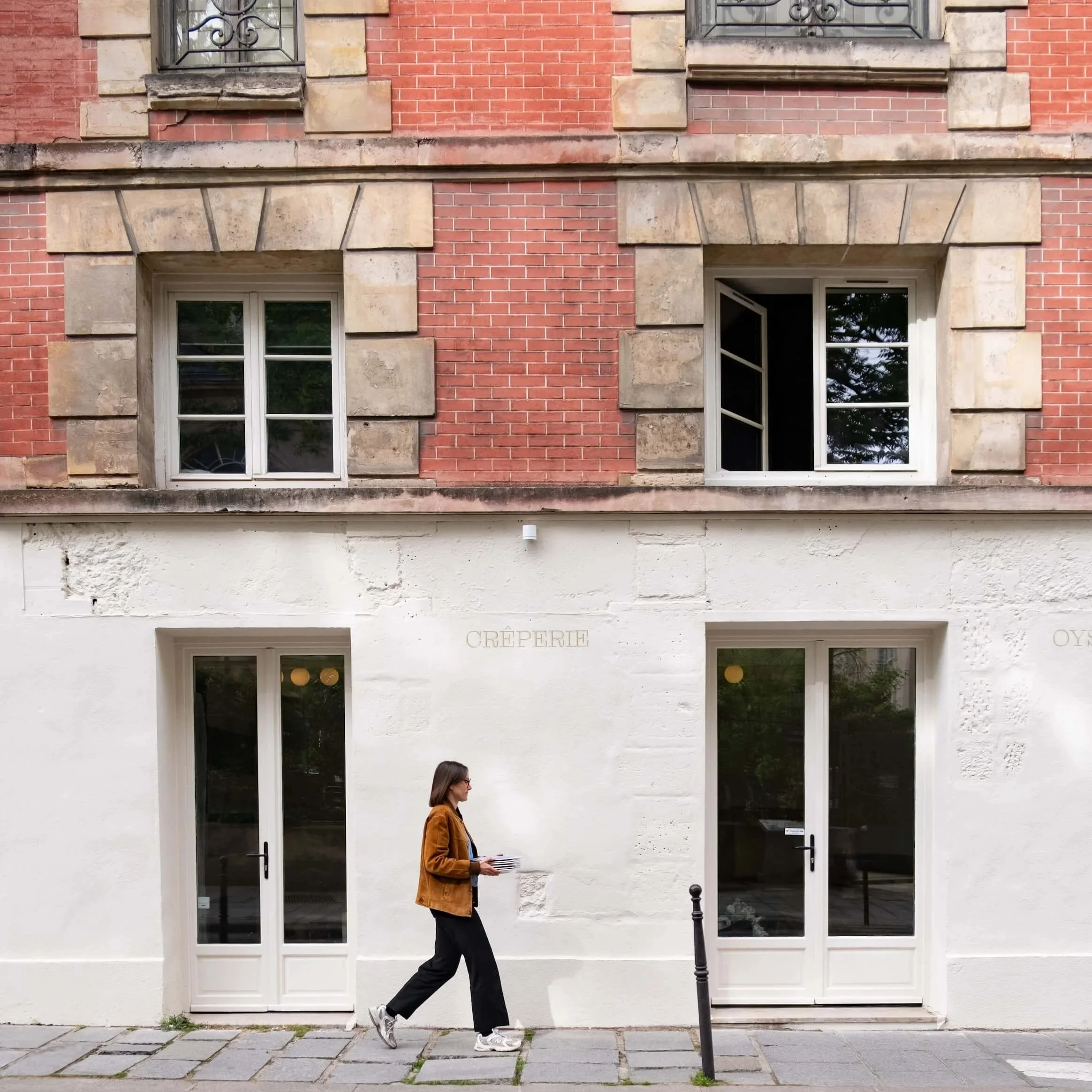 Pupilles vintage livrant de la vaisselle sourcée pour la crêperie Tycoz à Paris