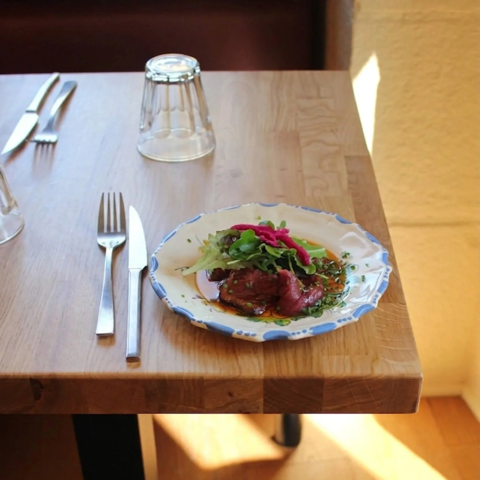 Sourcing de vaisselle par Pupilles Vintage pour le restaurant La Bonne Nouvelle à Rennes
