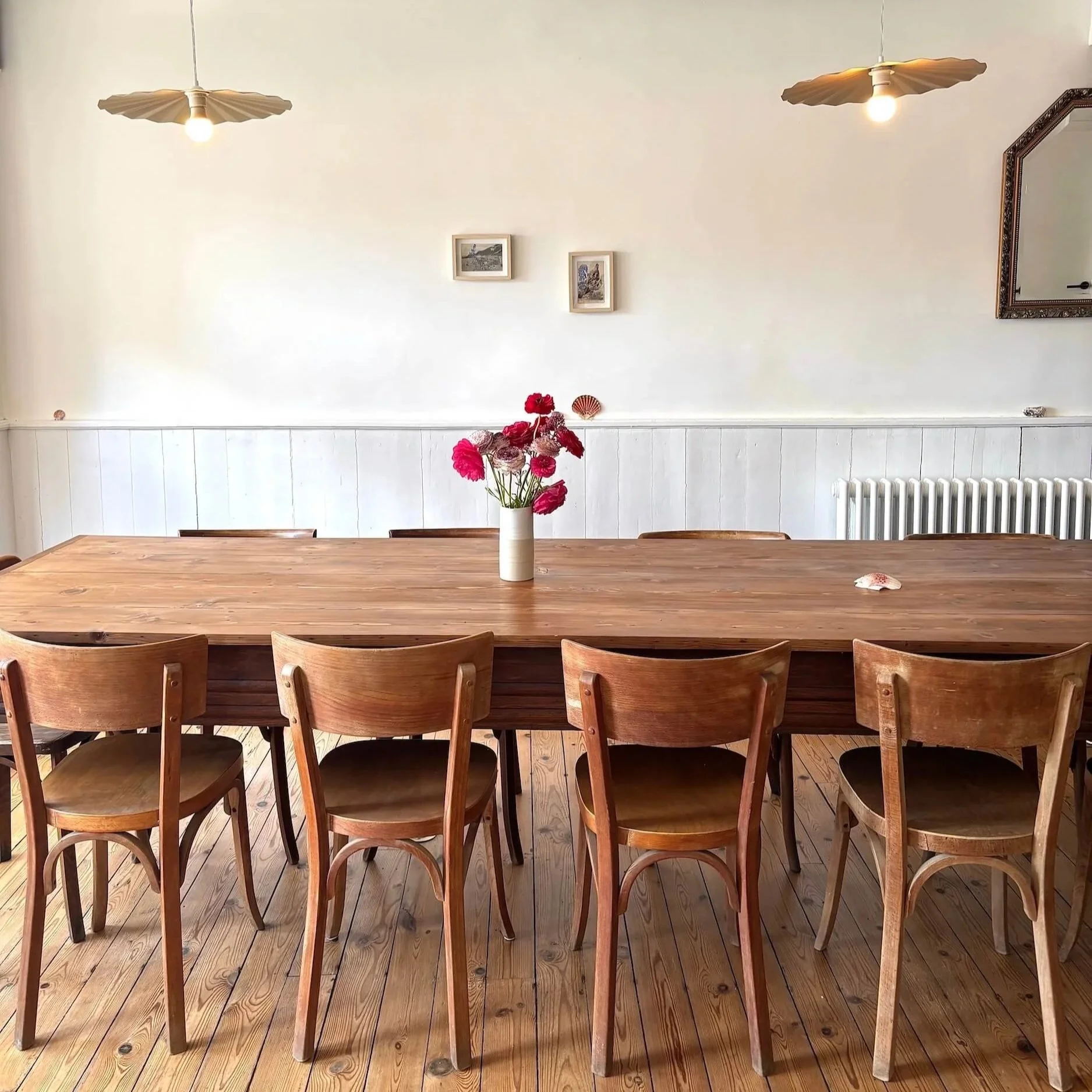 La table de ferme sourcée par Pupilles Vintage pour le restaurant Comète 